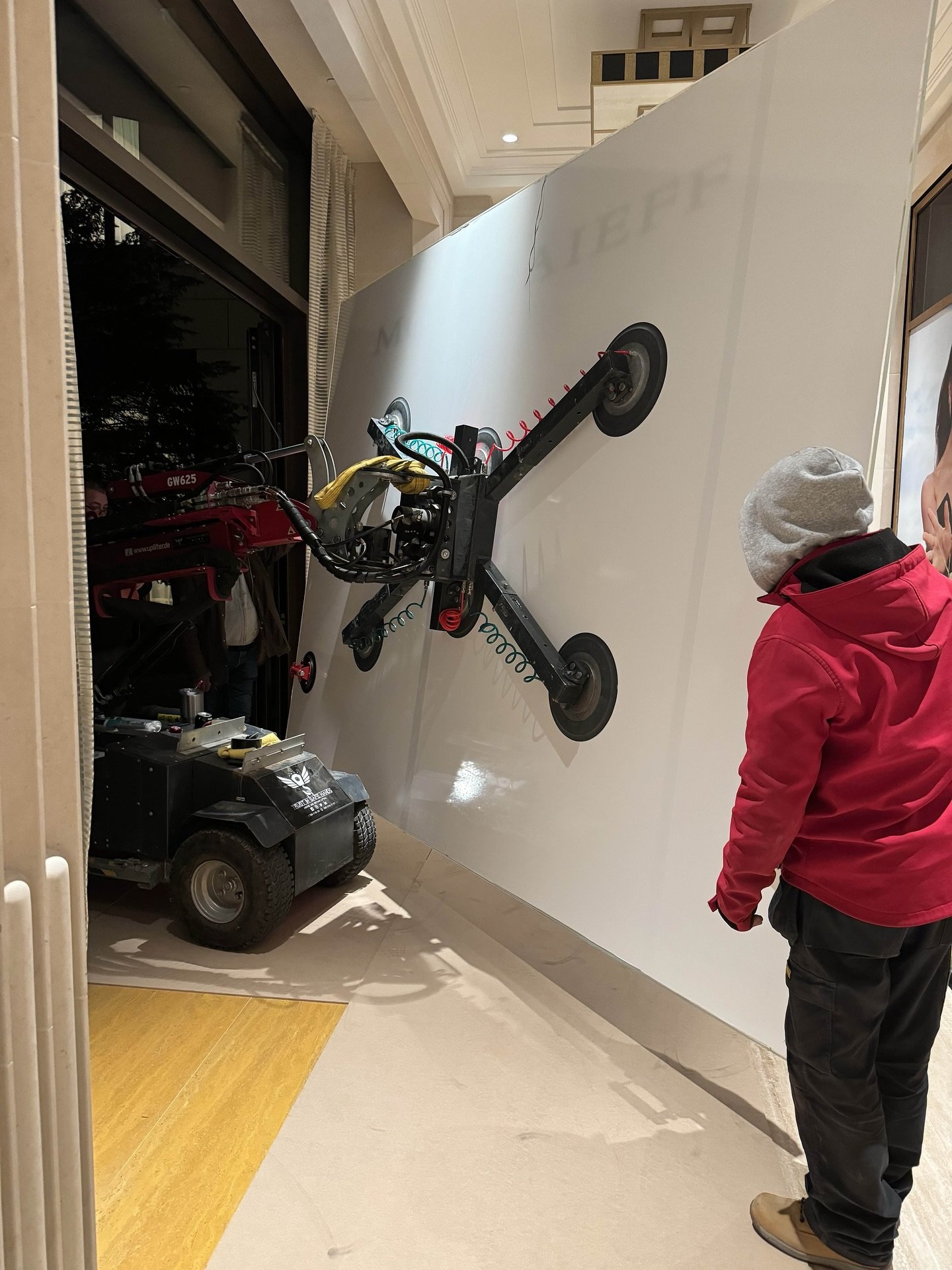 ✨ Precision glazing at its finest

A look back at a previous project where we replaced a shopfront glazing unit for a luxury jewellery store within a prestigious London hotel. The brief: seamless lines, maximum light, and a flawless finish to match i