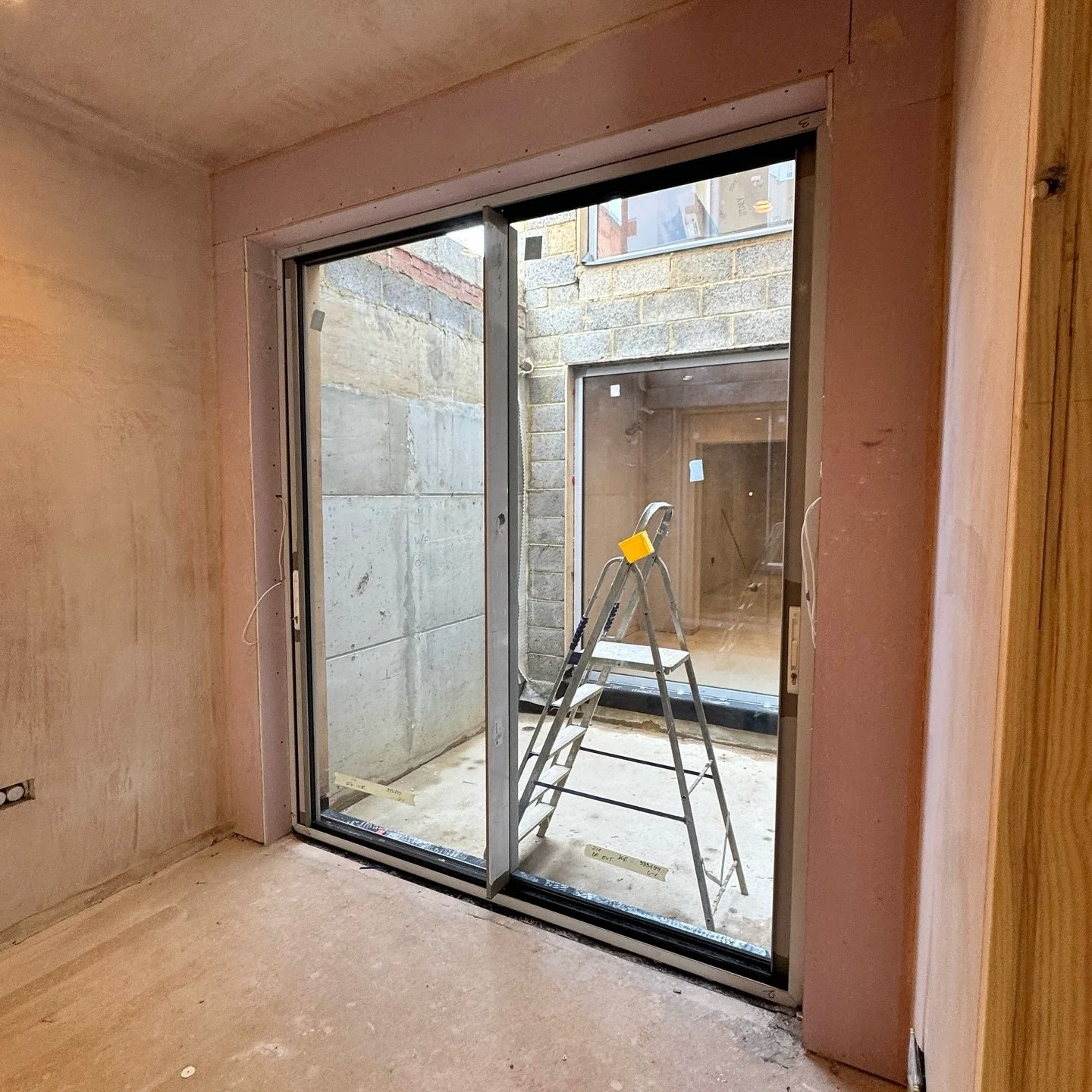 🌿 From closed-in to wide open.

This basement lightwell has been transformed with Cortizo slimline sliding doors, bifold sets and full-height fixed lights, creating a seamless transition between interior and courtyard. The result: natural light pene