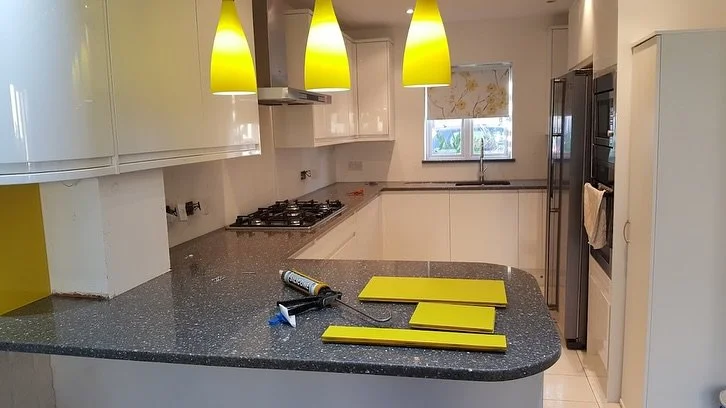 💛💚 Bold choices, uncommon settings.

From a yellow splashback turning a kitchen into a statement space, to a green installation in a surgery office that&rsquo;s stood the test of time since it was fitted years ago &mdash; these glass finishes prove