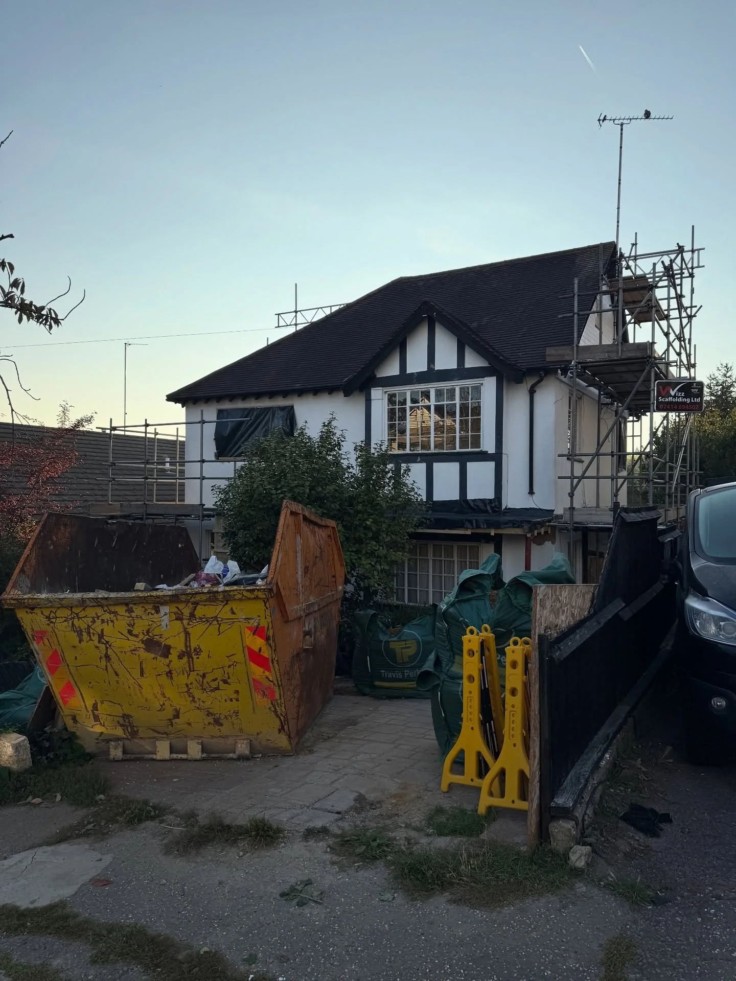 ✨ Transformation loading&hellip; ✨
This 5-bedroom home in Loughton is in serious need of modernisation, and we&rsquo;ve just completed the full survey this weekend. From internal pocket doors to external windows and doors, every detail will be reimag