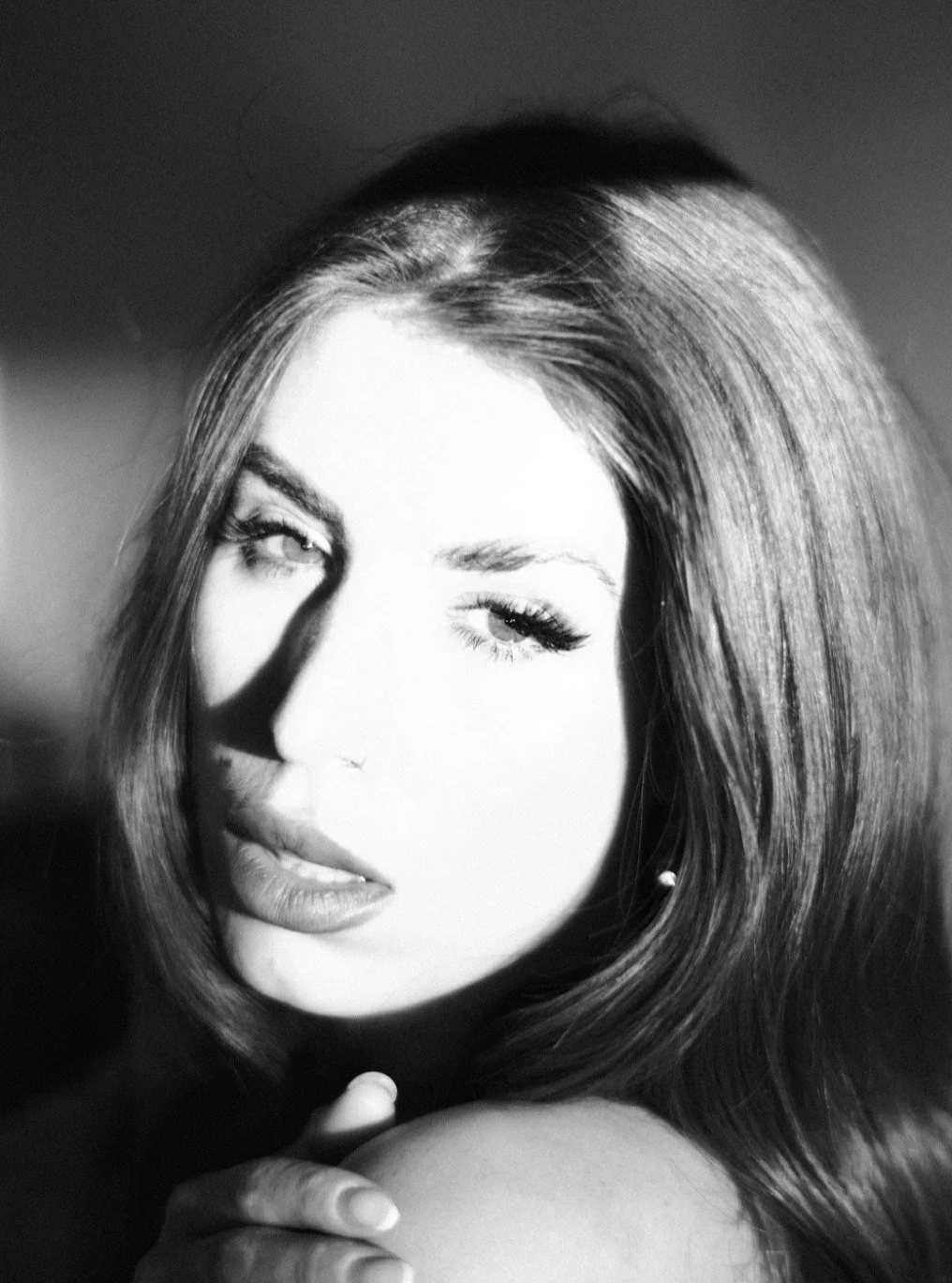 Light and shadow doing what they do best&hellip; shaping mood, revealing just enough, leaving the rest to the imagination.

Working with @ella.rue_ to create something timeless, raw, and full of presence. There&rsquo;s something about black and white