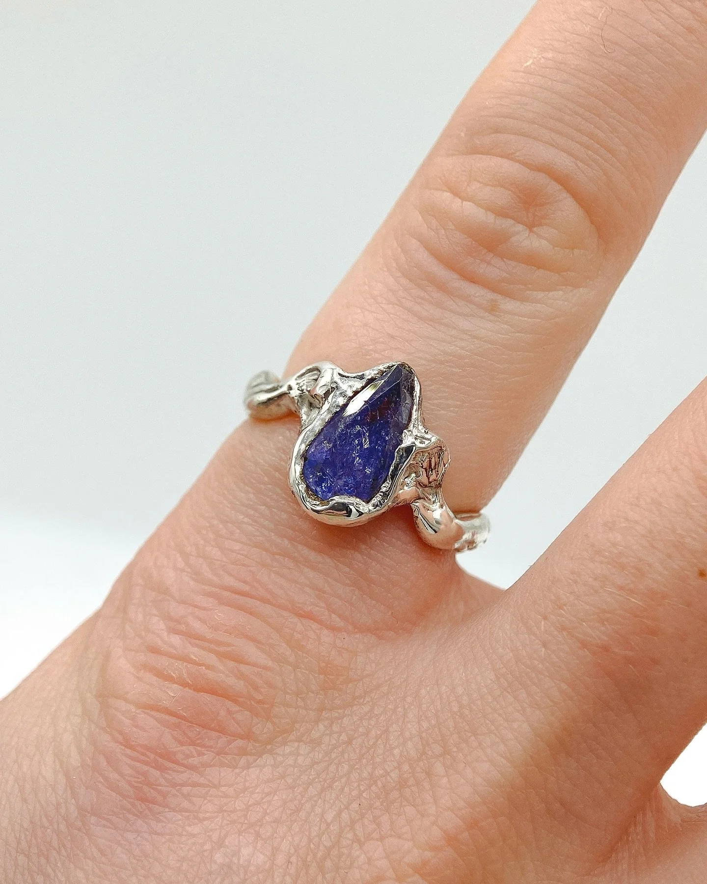 Il reste encore quelques pi&egrave;ces uniques de la collection de No&euml;l 🎄✨

Pr&ecirc;t &agrave; &ecirc;tre exp&eacute;di&eacute; d&egrave;s maintenant, des bagues fa&ccedil;onn&eacute;es une et une &agrave; la main 👩🏼&zwj;🔧

Si tu h&eacute;s