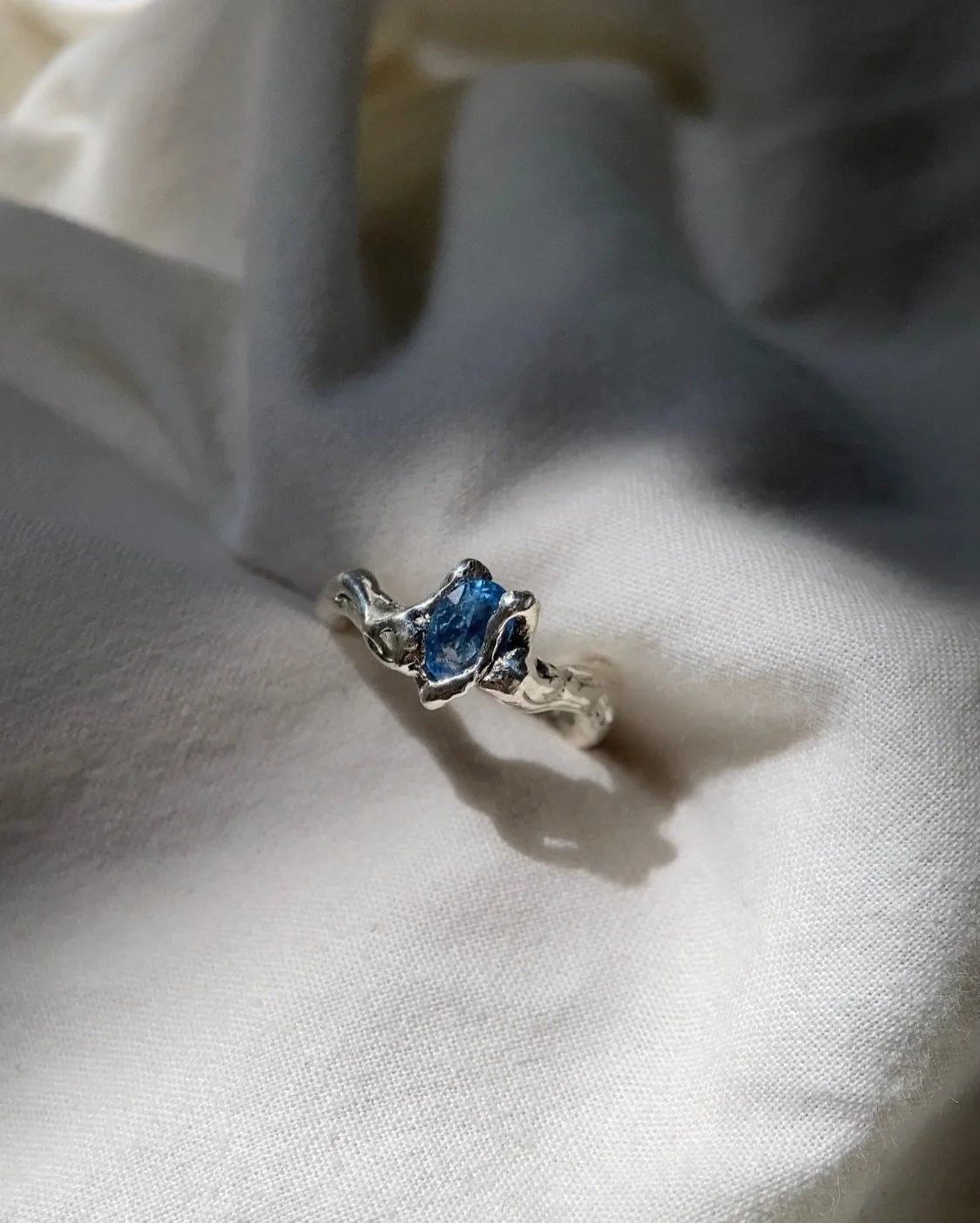 Mars = aigue-marine 🩵
un bleu doux, lumineux, partait pour le retour des beaux iours! A retrouver sur les mod&egrave;les iconiques &agrave; personnaliser ou en projet sur-mesure 👩🏼&zwj;🔧✨

#oneofakindring #artisantfran&ccedil;ais #baguepersonnali