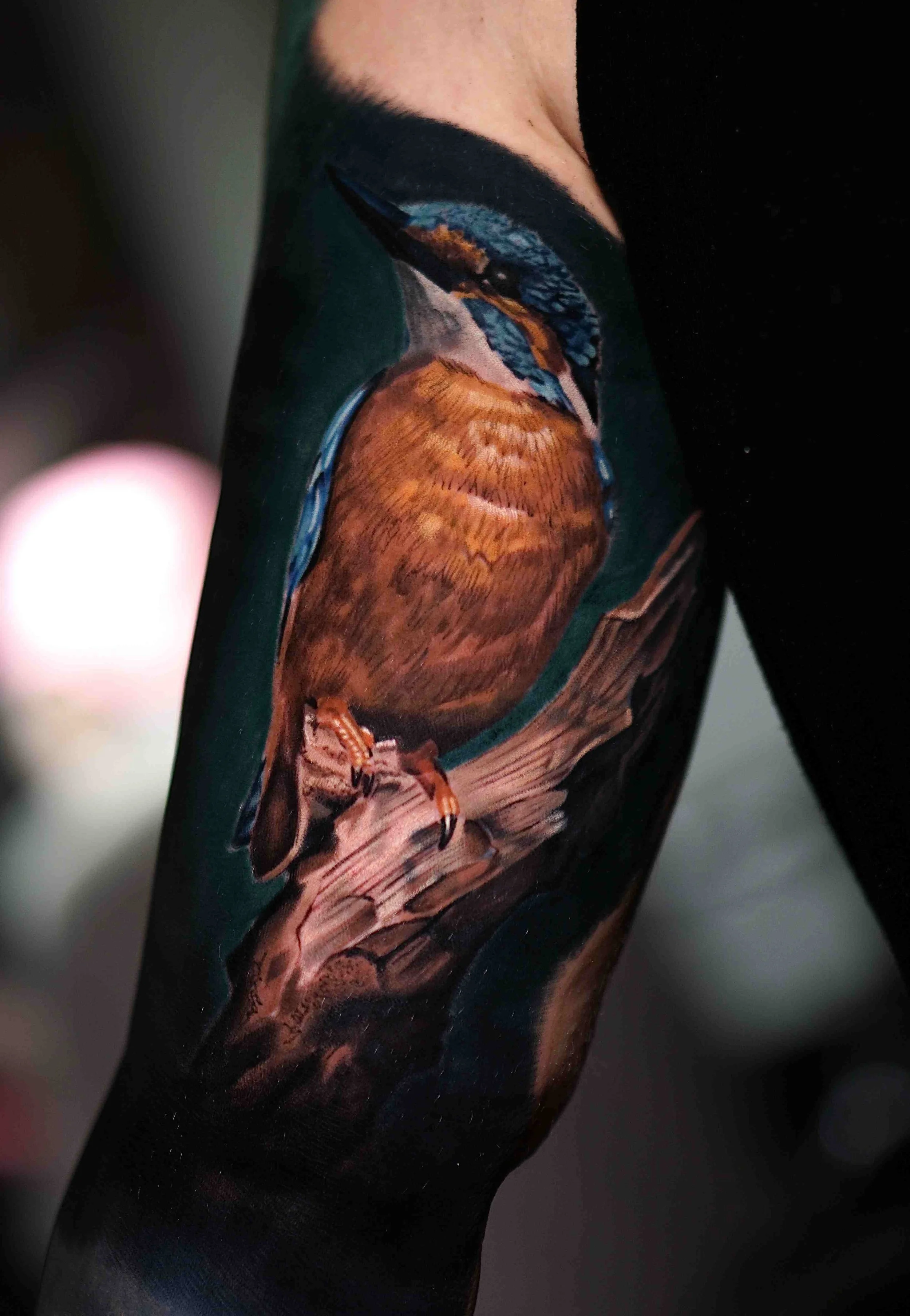 Realistická kérka vtáka na bicepse