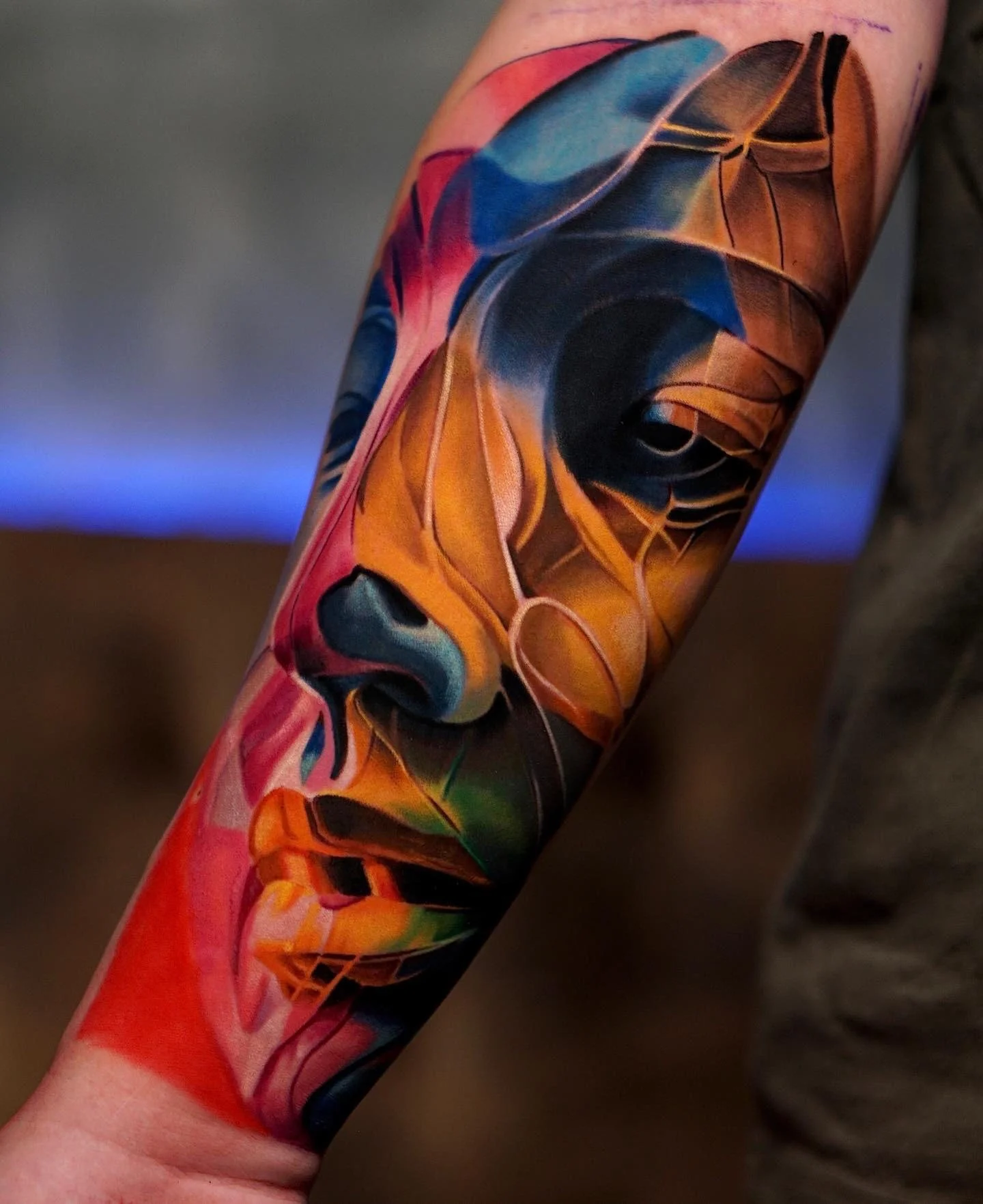 Ai abstract face , tetovanie , predlaktie ,