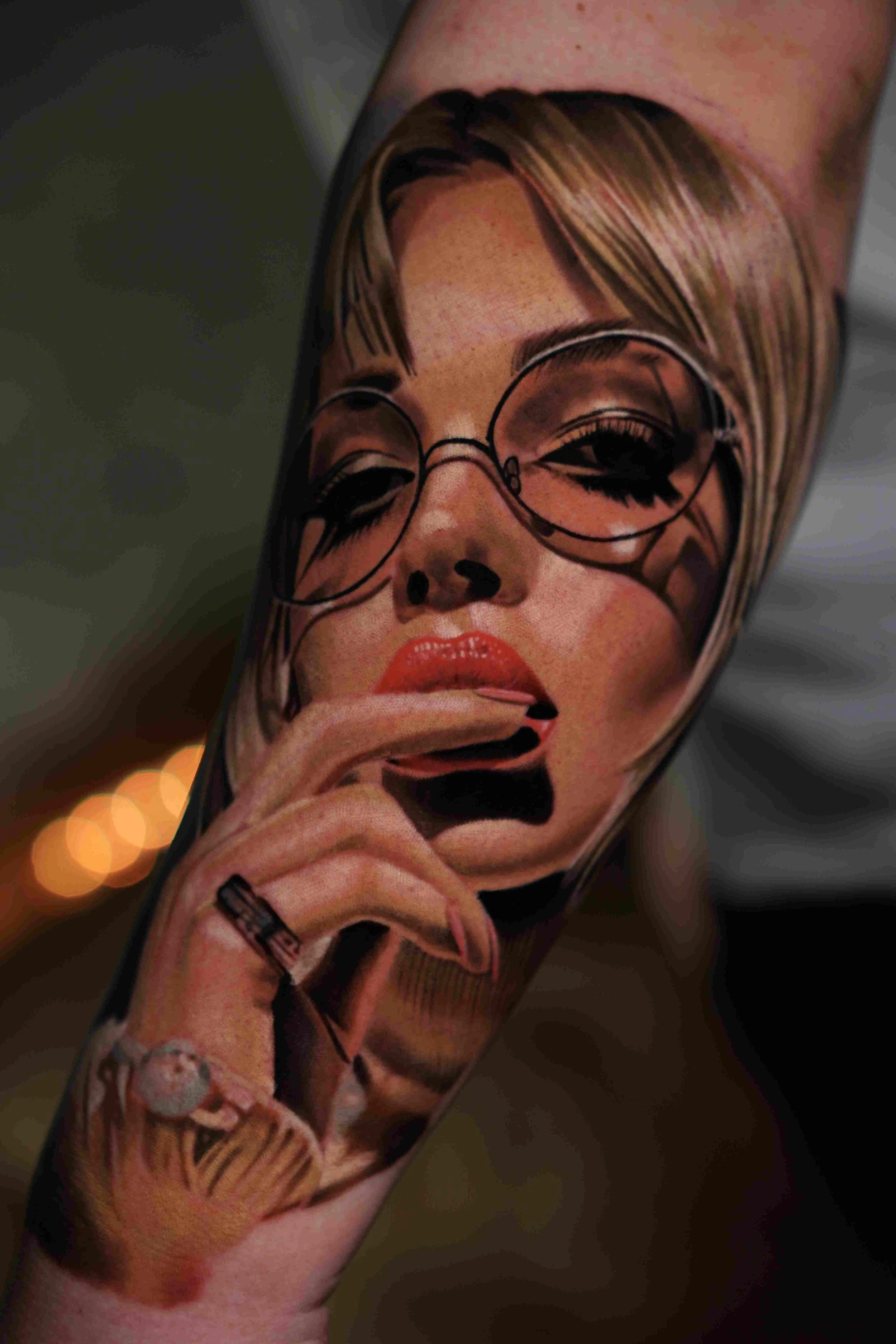 Farebné realistické tetovanie ženy 