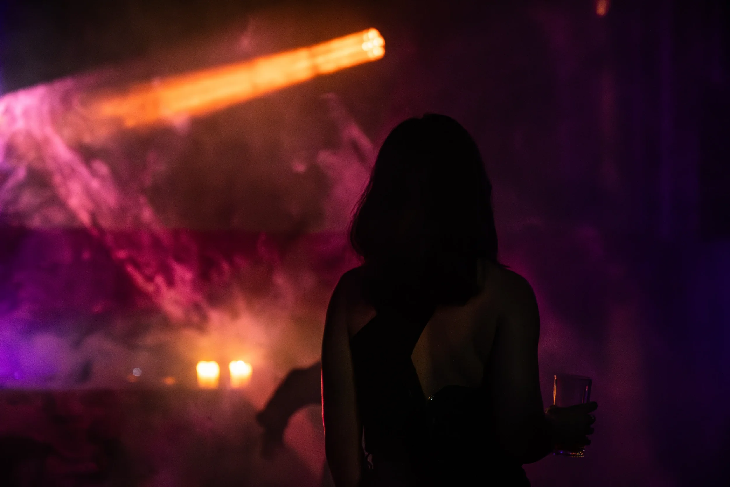 Stemningsfull klubbatmosfære ved baren