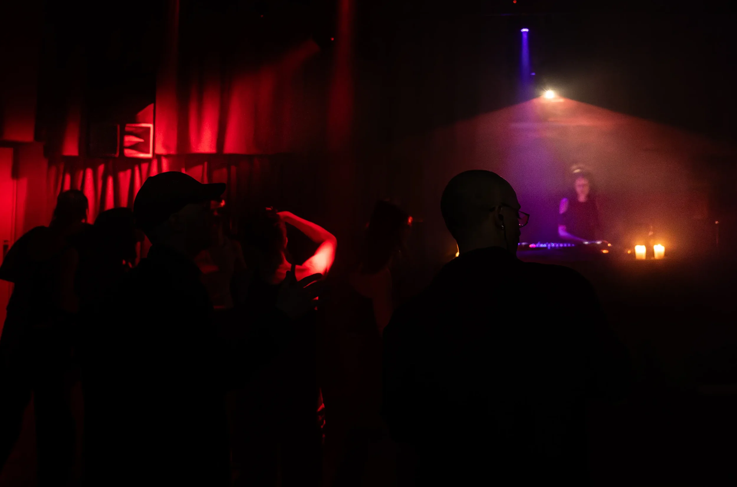 Feststemning med DJ og lysshow