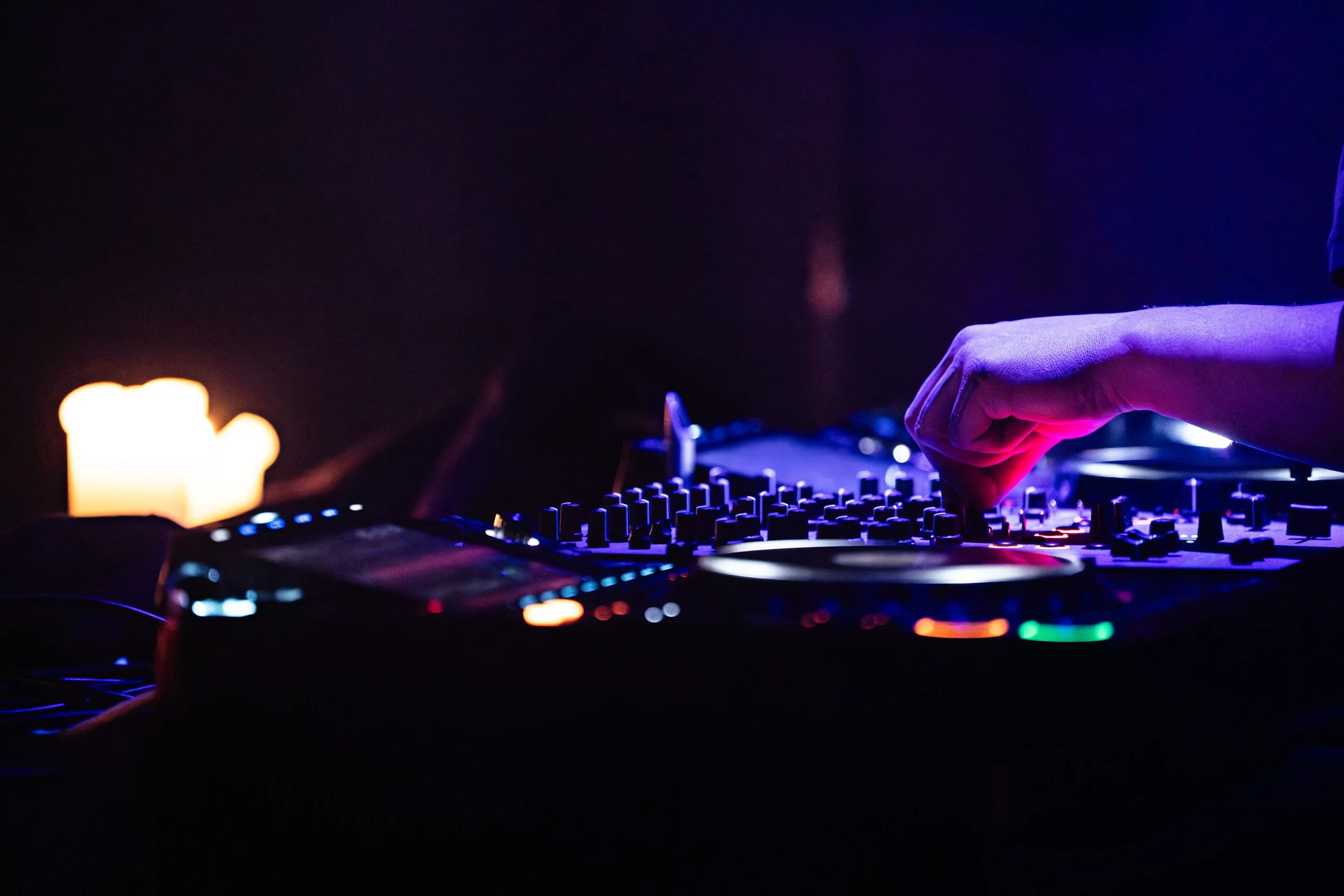 DJ-hånd på Pioneer-mikser