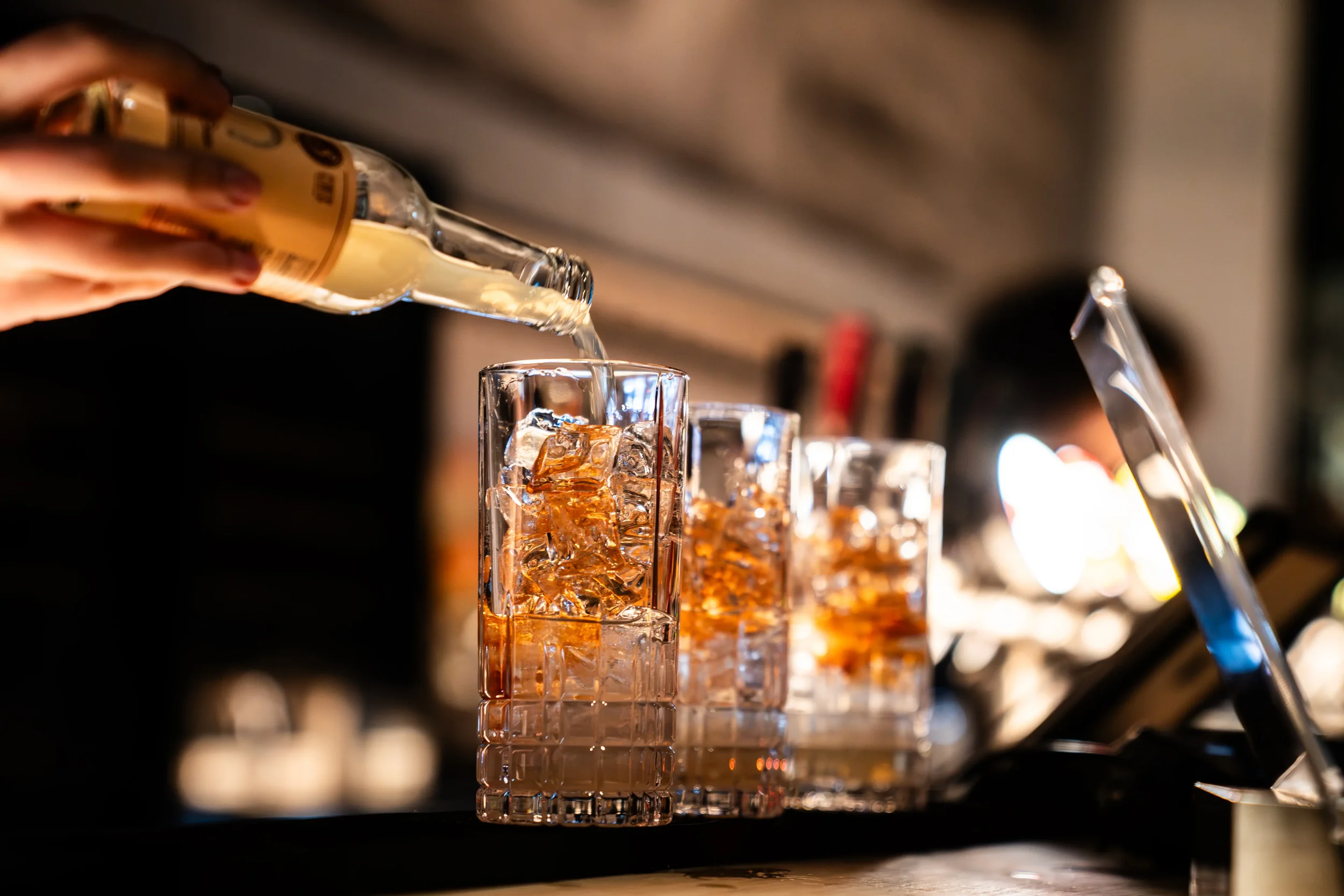 Cocktails i baren under klubbkveld