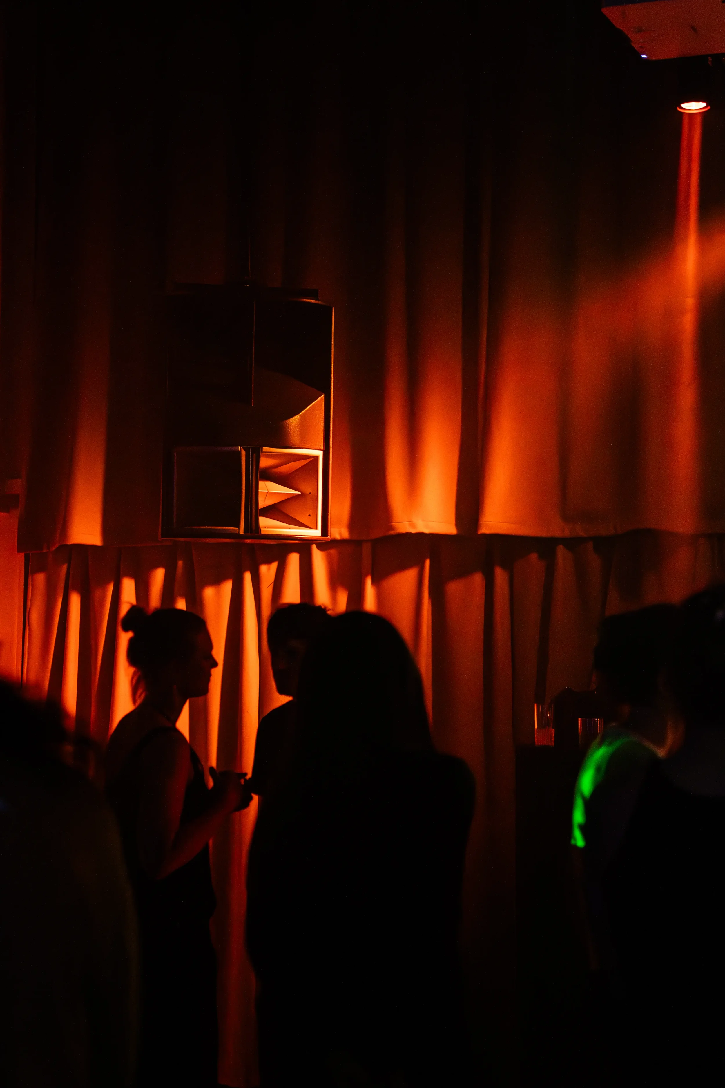 Dansende silhuetter foran Funktion One