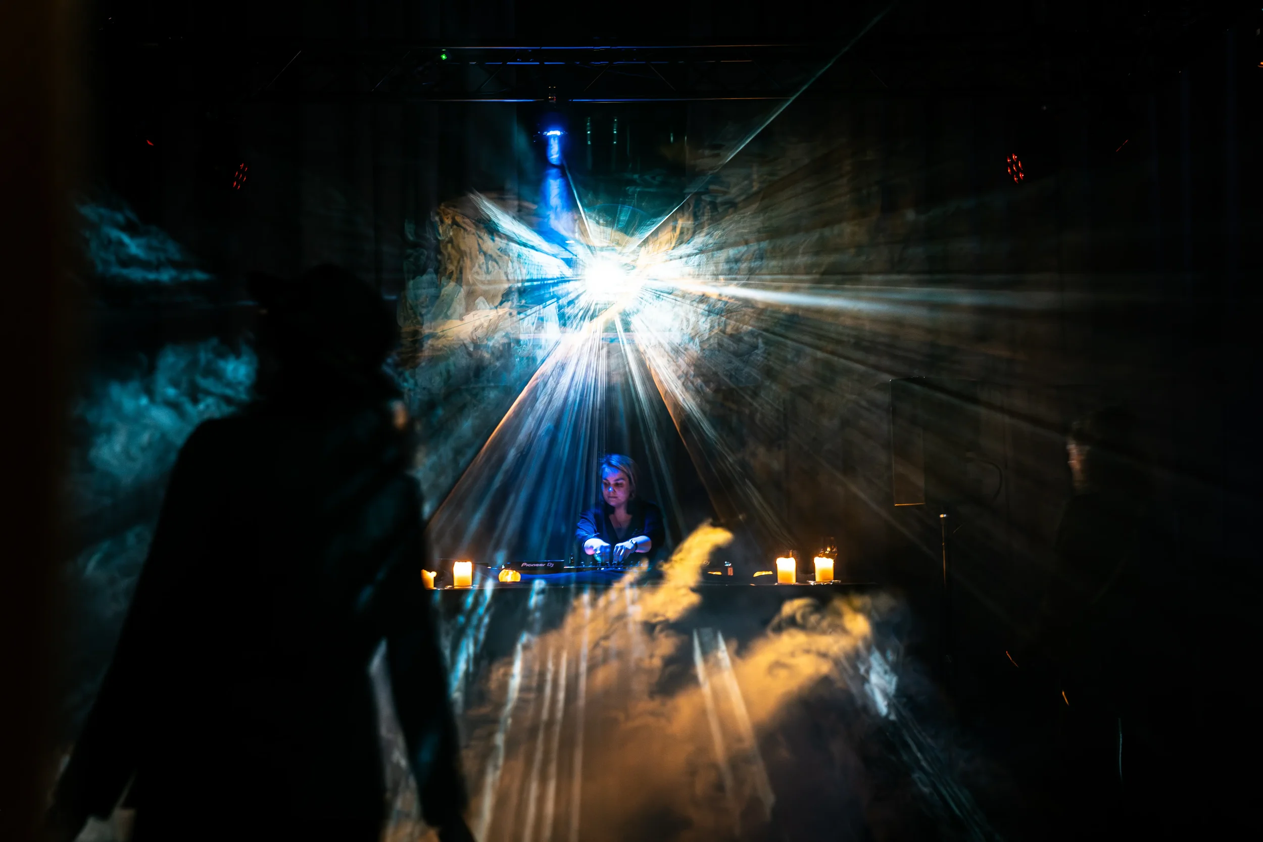 DJ-booth med profesjonell lys- og lydproduksjon