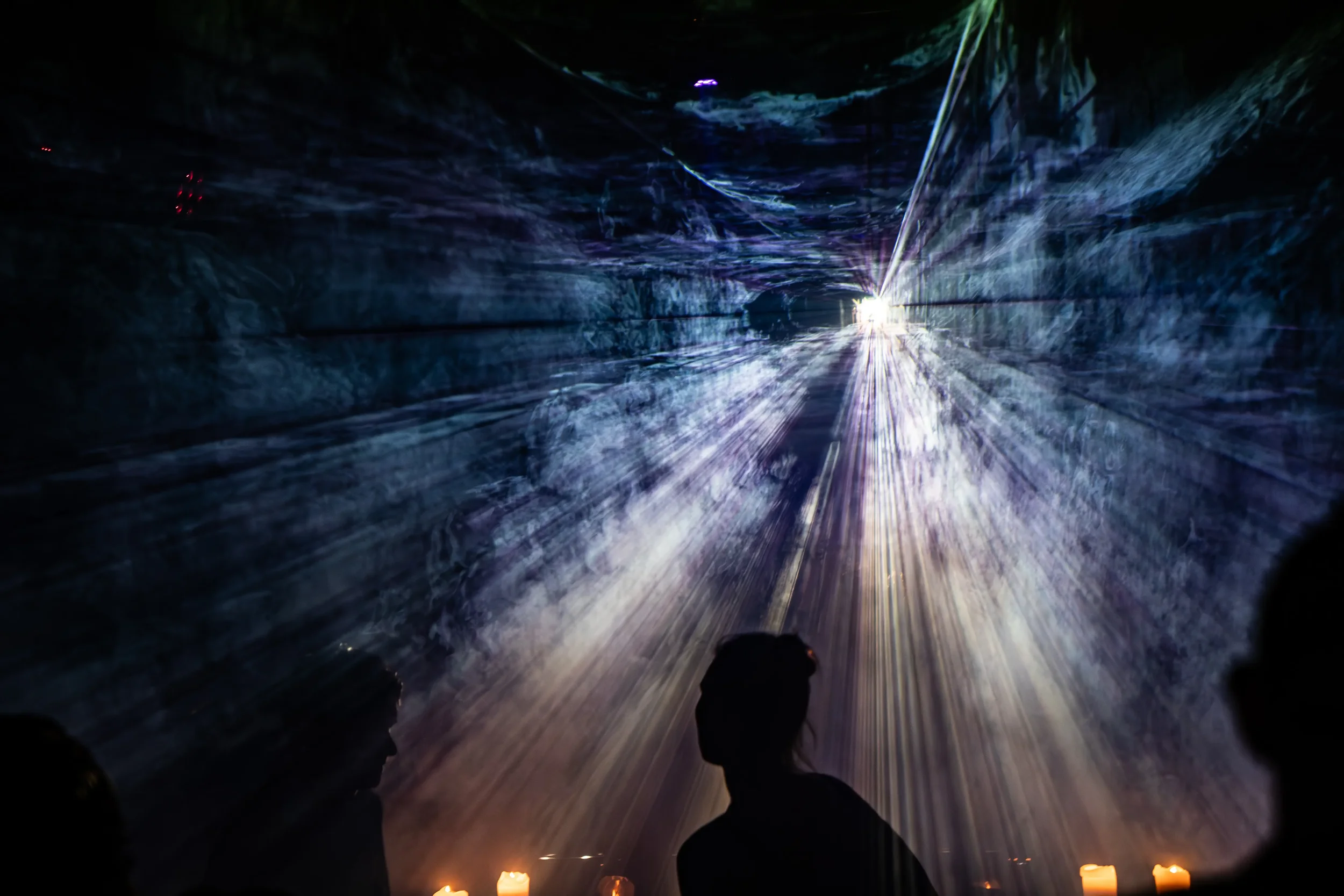 Lysshow med røykmaskin under klubbkveld