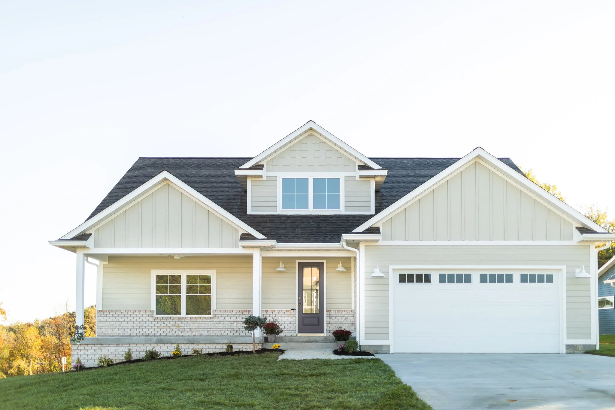 4696TripleCrownDr_1.jpg