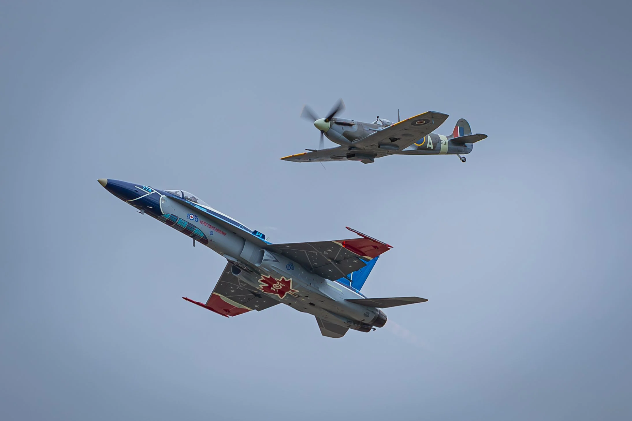 F-18 und Spitfire Traditionsflug.jpg