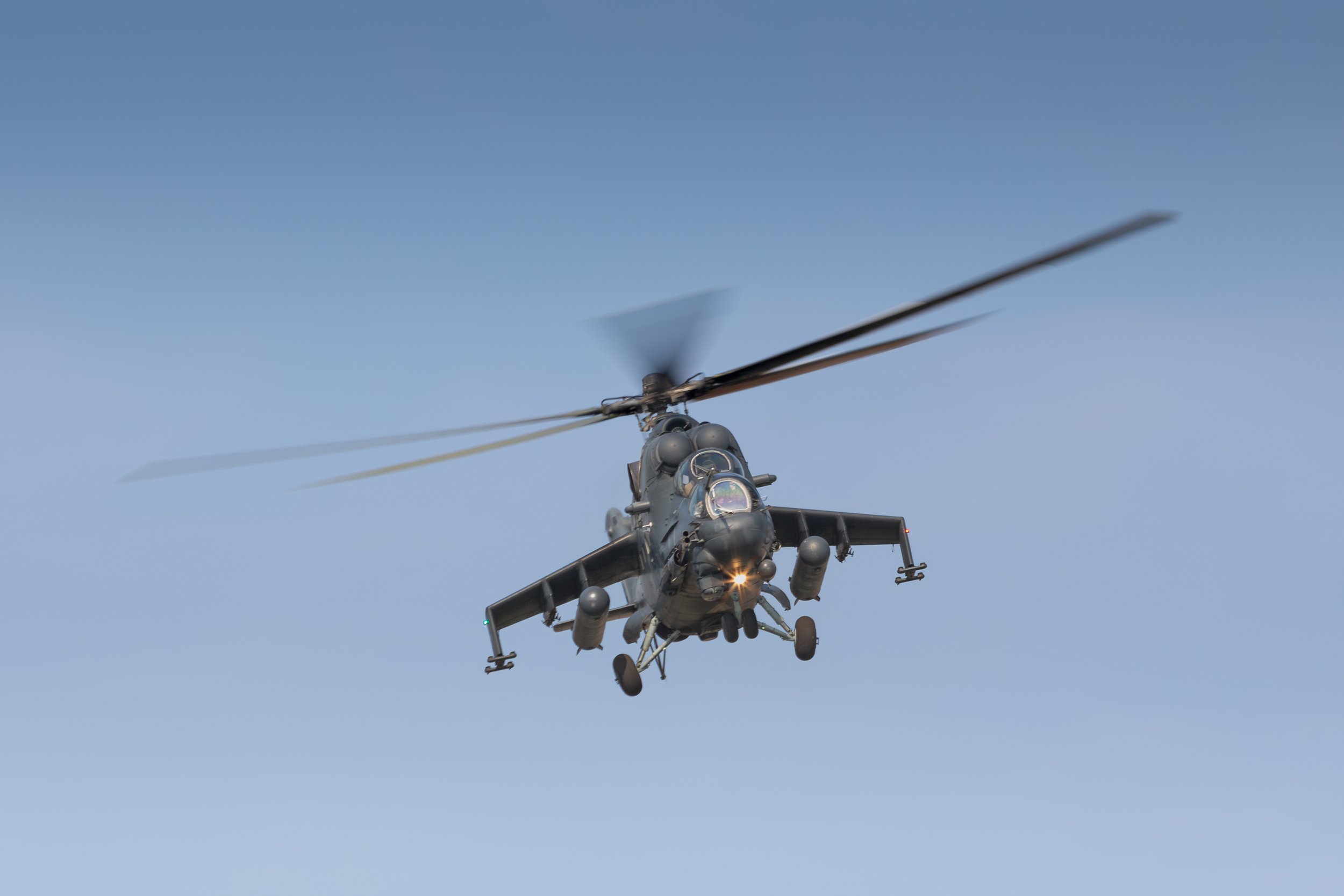 Mi-24 im Schwebeflug von vorne.jpg
