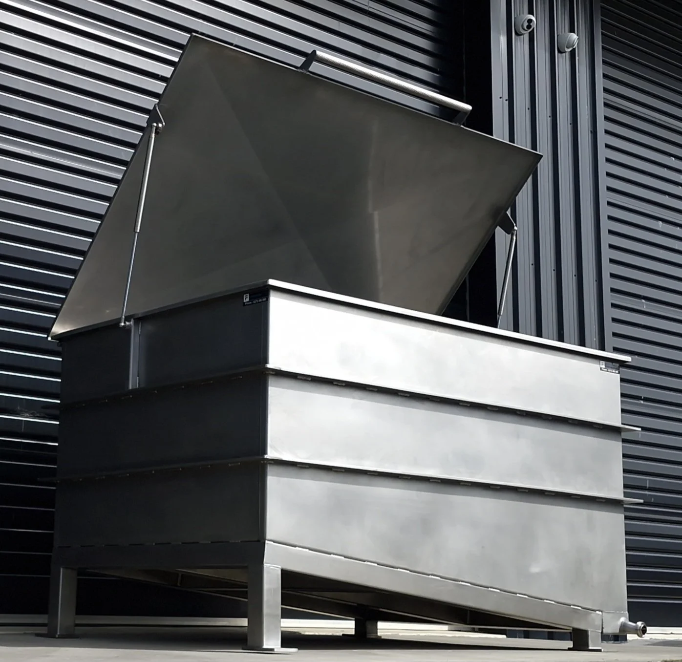 Butter Melt Tank - Features a 3mm 316 Stainless Steel body on a 75x3 SHS plinth base, with a gas-strut assisted lid. Internal surfaces are polished to a sanitary-grade 0.8 µm Ra finish, perfectly suited for high-hygiene food-grade applications.