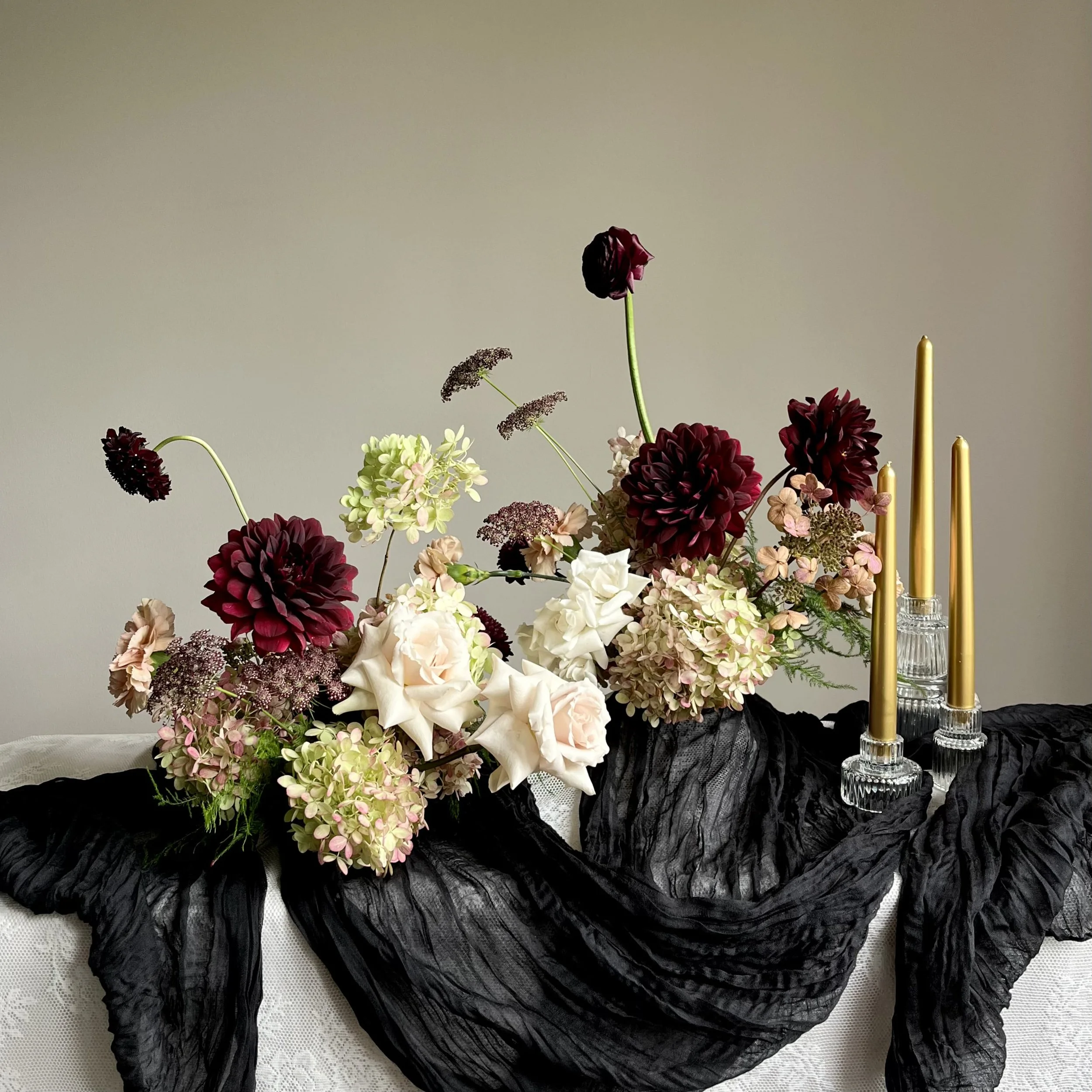 hydrangea-dahlia-table-arrangements.jpg