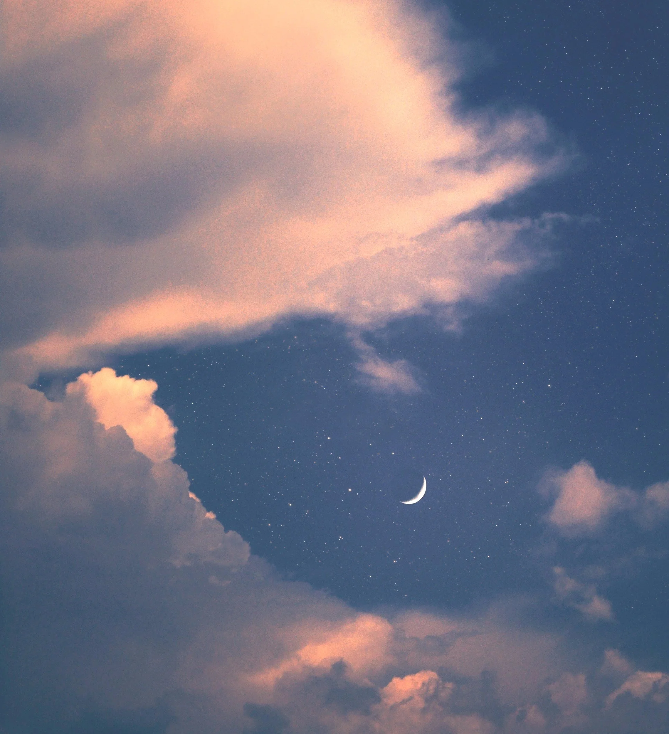 Der Himmel mit Wolken, einem Mond und Sternen bei Sonnenuntergang oder Dämmerung.