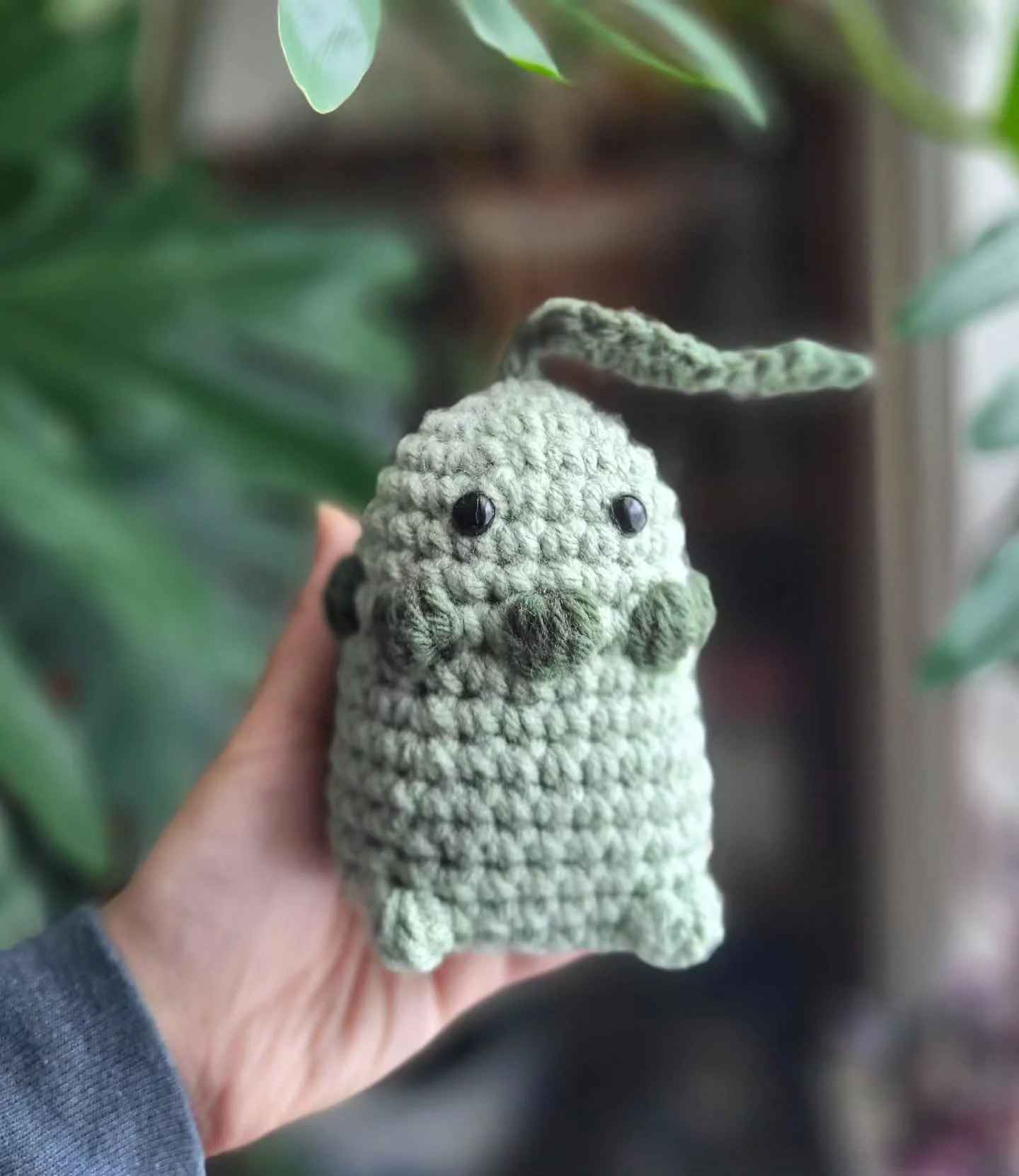 Don't mess around or razor leaf will get activated 🍃

-----
Available at PS 185 Spring Market

SAT 5/9
📍8901 Ridge Blvd
10AM-3PM

Pattern by @lazyfrogco

#chikorita #crochetplushie