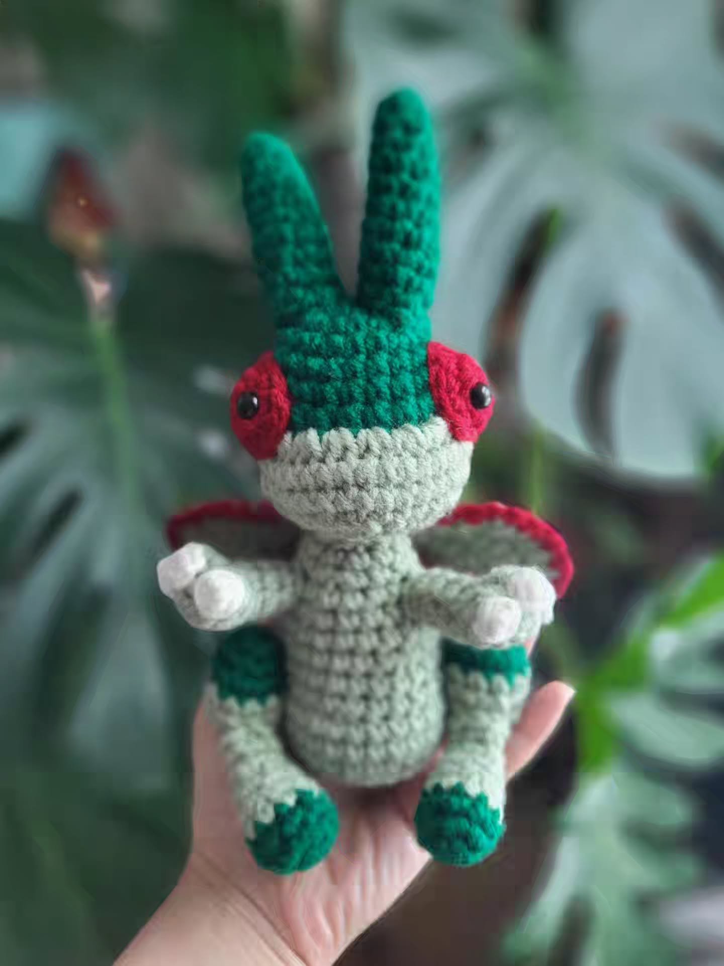 Whipping up sandstorms in your area 🌪️🏜️

💕 Commission for a birthday gift 

-----

Pattern by @sirpurlgrey

#flygon #crochetcommission #crochetplushie #brooklynartist #aapiartist