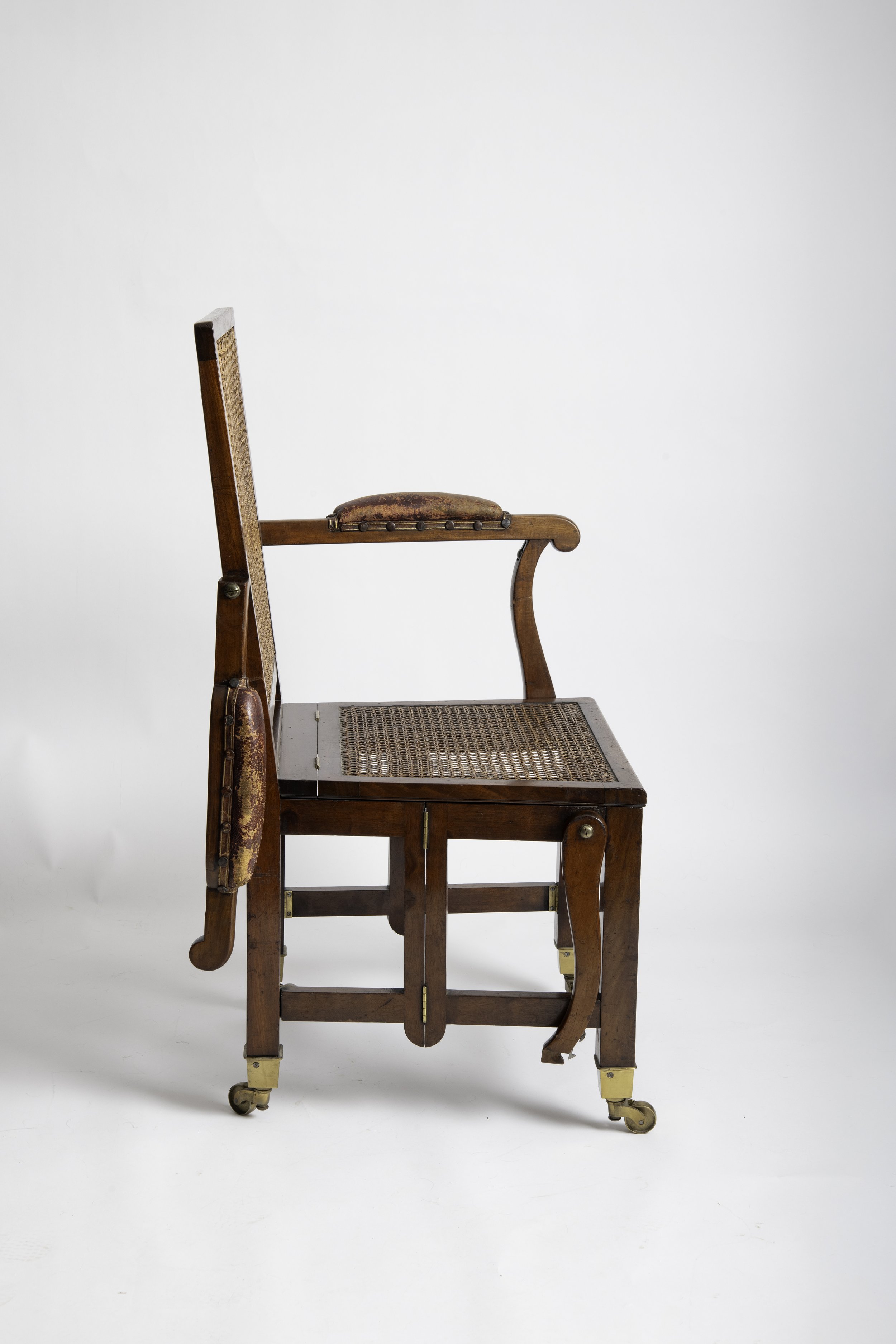 Side view of the campaign chair with one mechanical arm released