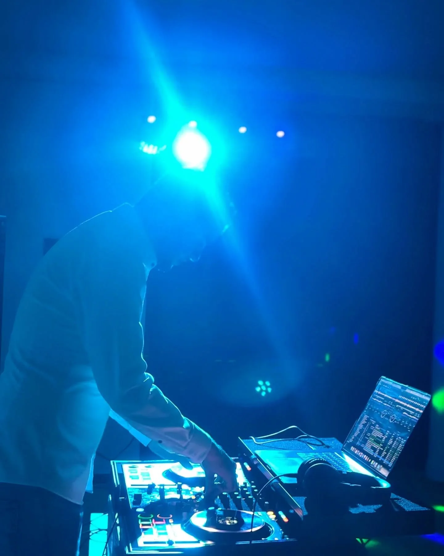 Saturday night in munich 🎶
#DJ #munich #MØW #pioneerdj #eurolite #yamaha #house #housemusic #edm #techhouse #afrohouse #progressivehouse #electronicmusic #electronicdancemusic