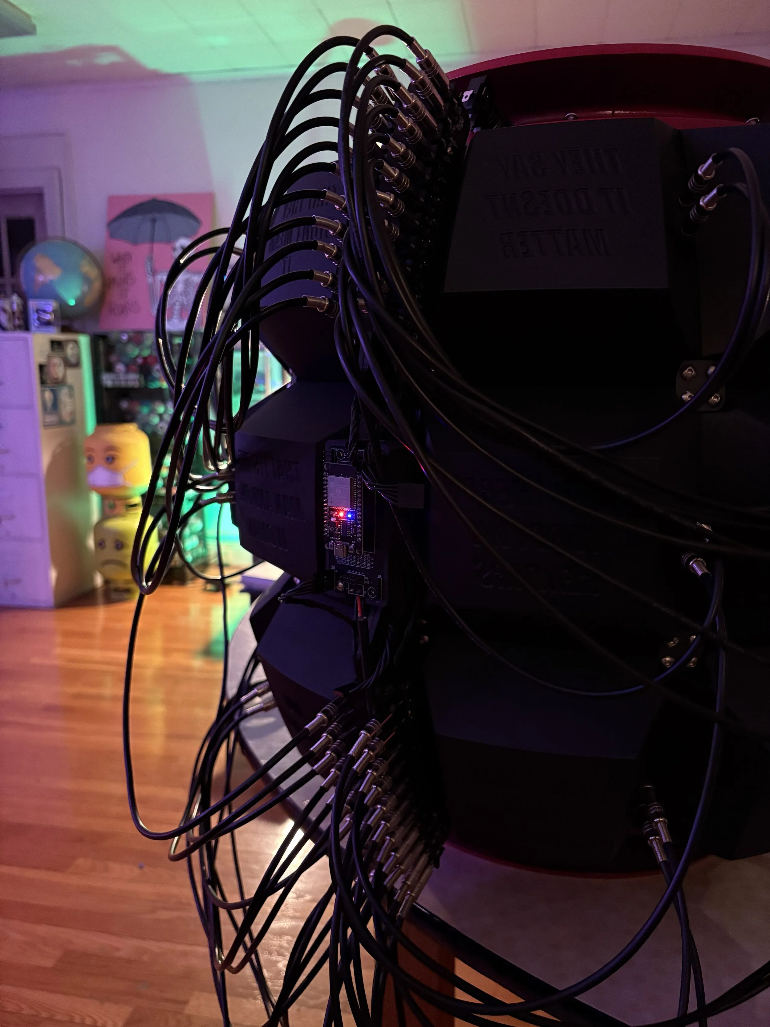 Custom wiring and custom printed circuit boards were created using black cables and audio connectors, evoking the utilitarian exterior of early atomic bombs.