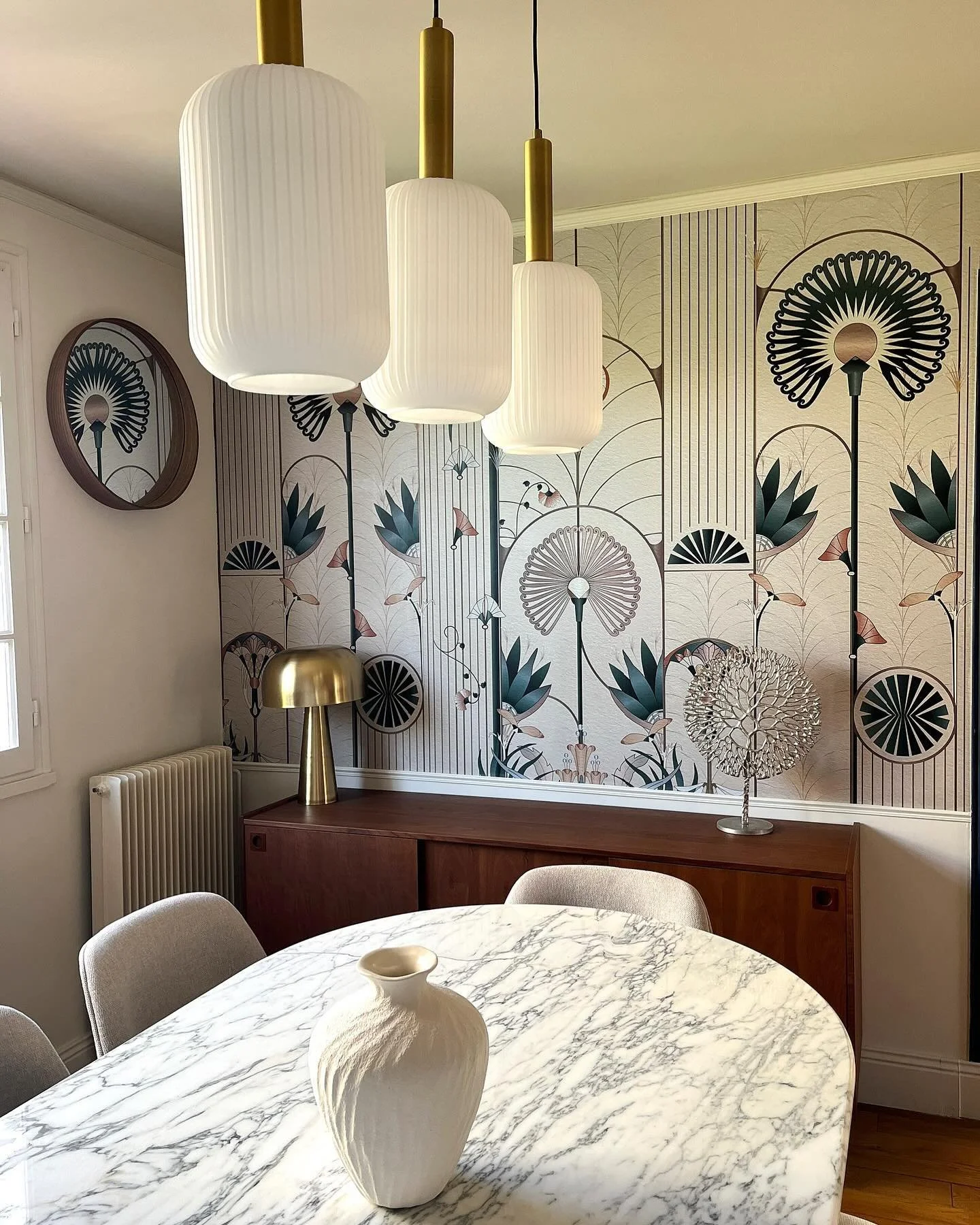 Projet Verneuil | Maison de 140m2 | 
Une salle &agrave; manger que mes clients souhaitaient &eacute;l&eacute;gante et intemporelle !
J&rsquo;ai travaill&eacute; sur les contrastes, m&ecirc;lant la noblesse du marbre, la chaleur du bois du buffet et l