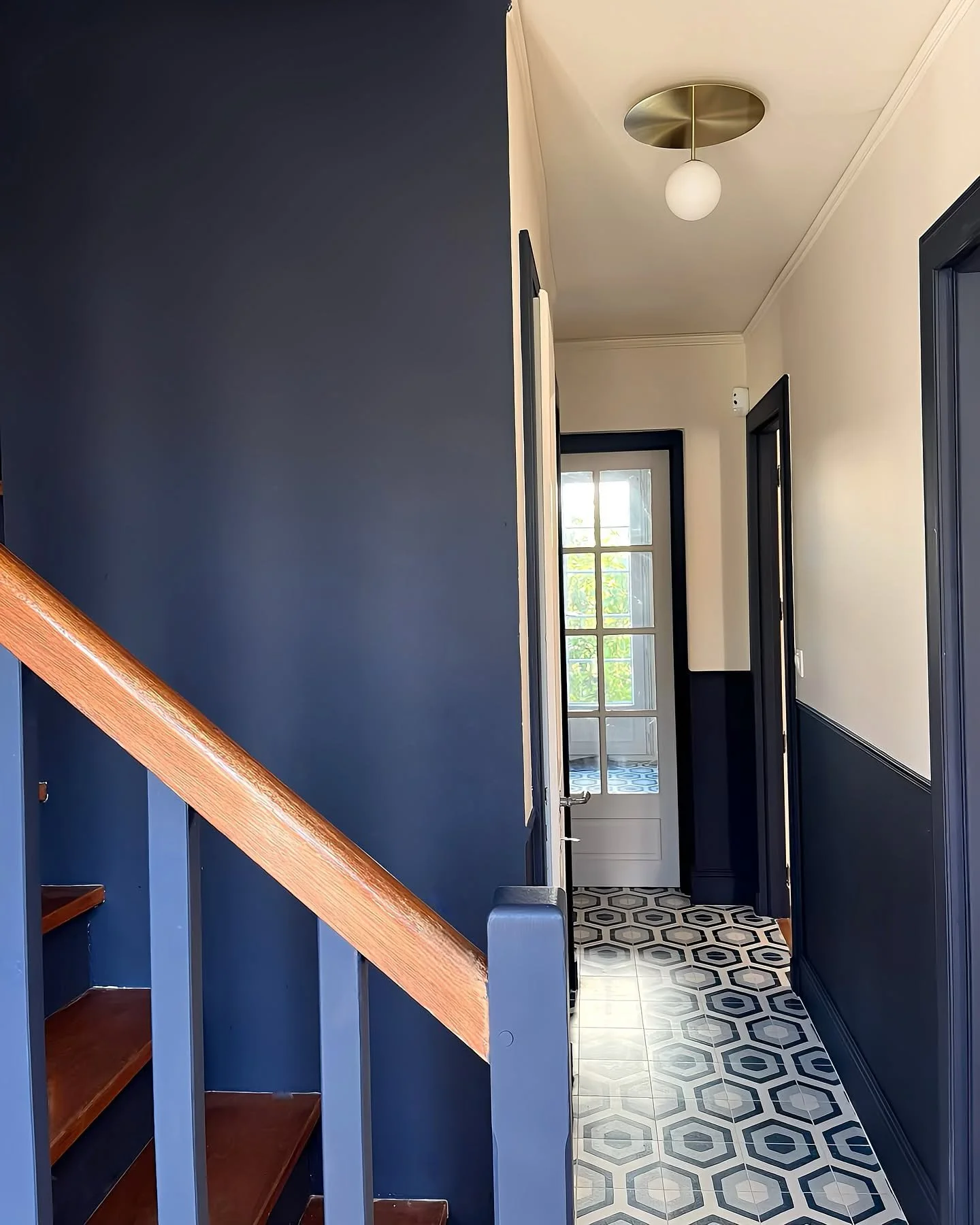 Projet Verneuil | Dans une maison, c&rsquo;est l&rsquo;entr&eacute;e qui donne le ton ! Voici un Apr&egrave;s/Avant de ce projet ✨
Presque tout a chang&eacute; ! Sous la moquette de l&rsquo;escalier, on a d&eacute;couvert un superbe bois que nous avo