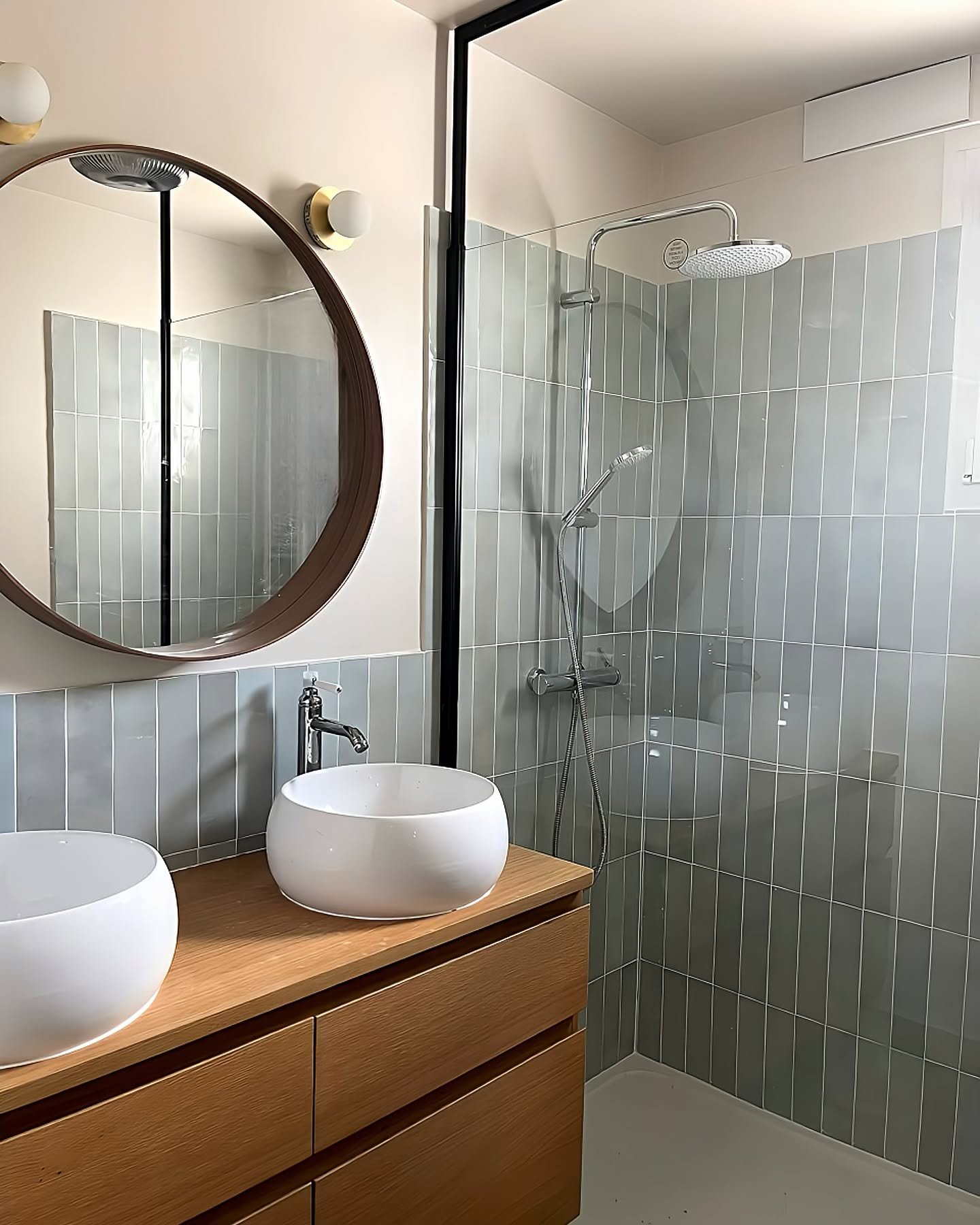 Projet Verneuil | R&eacute;novation compl&egrave;te ✨

Apr&egrave;s / Avant 🪄 

Mes clients voulaient une salle d&rsquo;eau avec une douche &agrave; l&rsquo;italiene, &eacute;l&eacute;gante, moderne et pratique, dans une ambiance douce et naturelle.