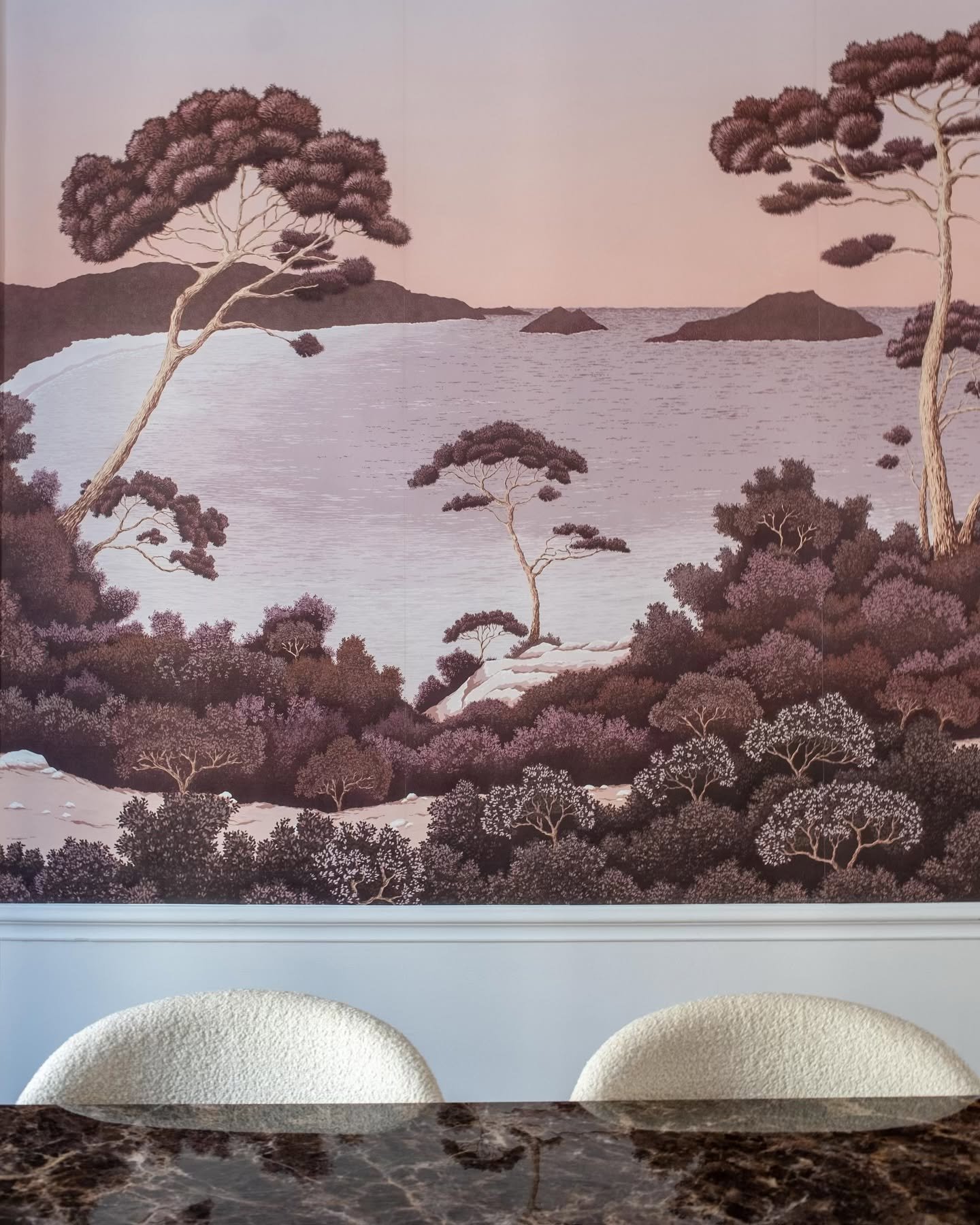 Projet Charonne | N&rsquo;est ce pas une belle vue ? 

📸 @sarah_khodri 

#decorationinterieur#decor#salleamanger#papierpeint#design#diningroom#decoratriceinterieur#interiordesign#wallpaperdecor#walldevor#diningroomdecor#paris