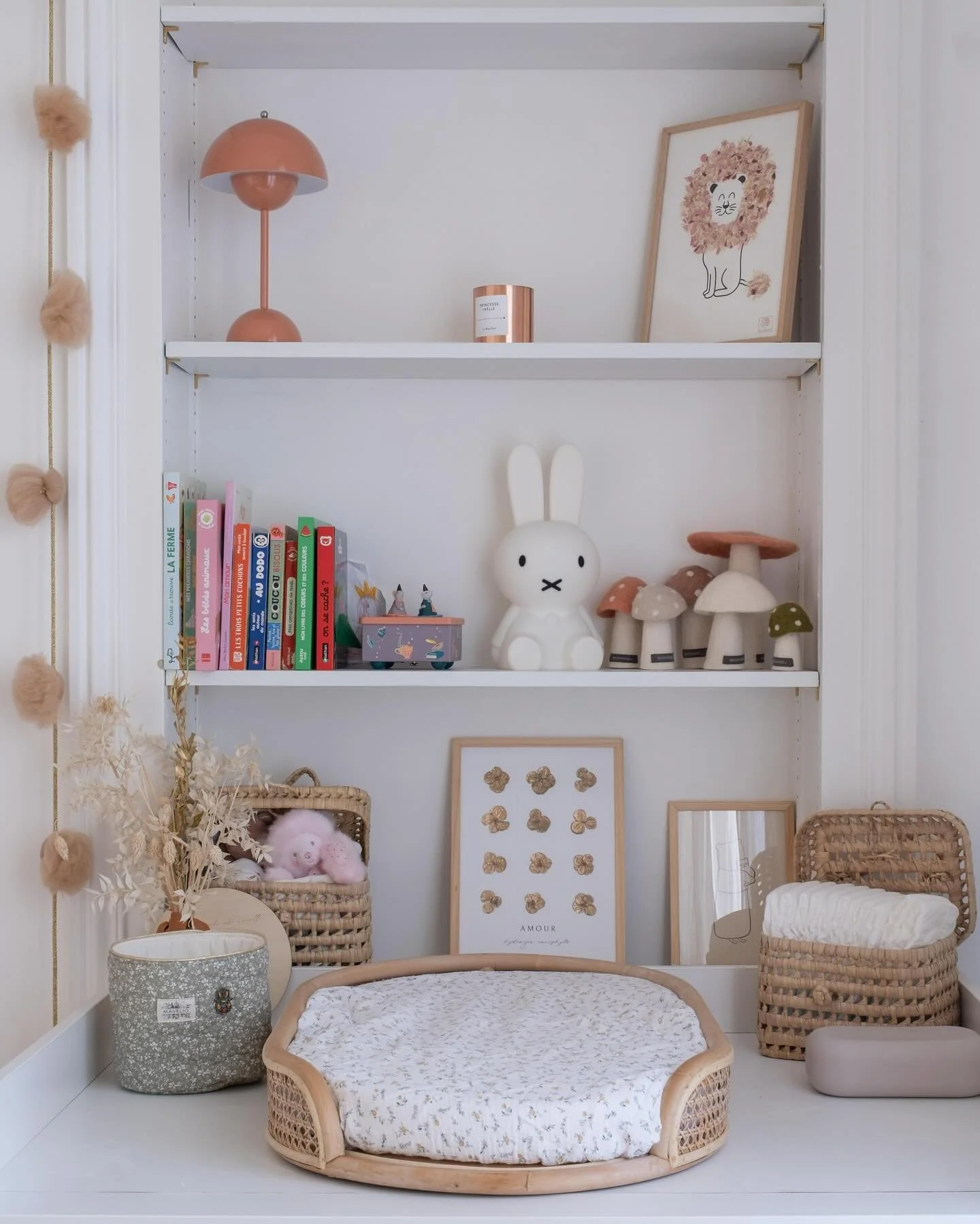 &bull; CHARONNE &bull;  Un espace &agrave; langer tout doux pour la merveilleuse Yaelle 🤎
 📸 @sarah_khodri 

#chambrebebe#babyroom#babyroomdecor#babyroomgirl#chambrefille#chambremixte#decorationbebe#decorationchambrebebe#decoratrice#design#roomdesi