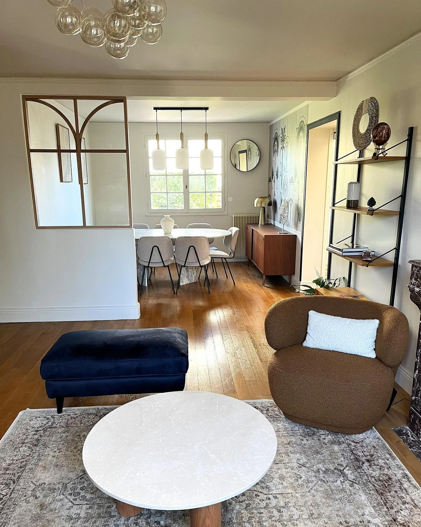 Projet Verneuil | Un avant/apr&egrave;s de la transformation du s&eacute;jour et de la salle &agrave; manger.
Cet espace &eacute;tait fig&eacute; depuis plus de 30 ans.
Pour apporter plus de lumi&egrave;re et d&rsquo;ouverture, je suis partie sur une