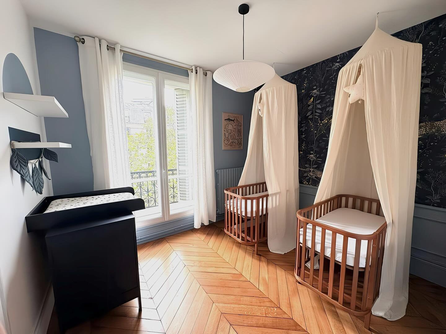 &bull; CHARONNE &bull; Nouvelle perspective de la chambre des petits jumeaux 💙💙. Une chambre aux diff&eacute;rentes nuances de bleu, sublim&eacute;e par une arche et par un papier peint qui invite aux doux r&ecirc;ves ✨ ✨ 

#decorationinterieur #ch