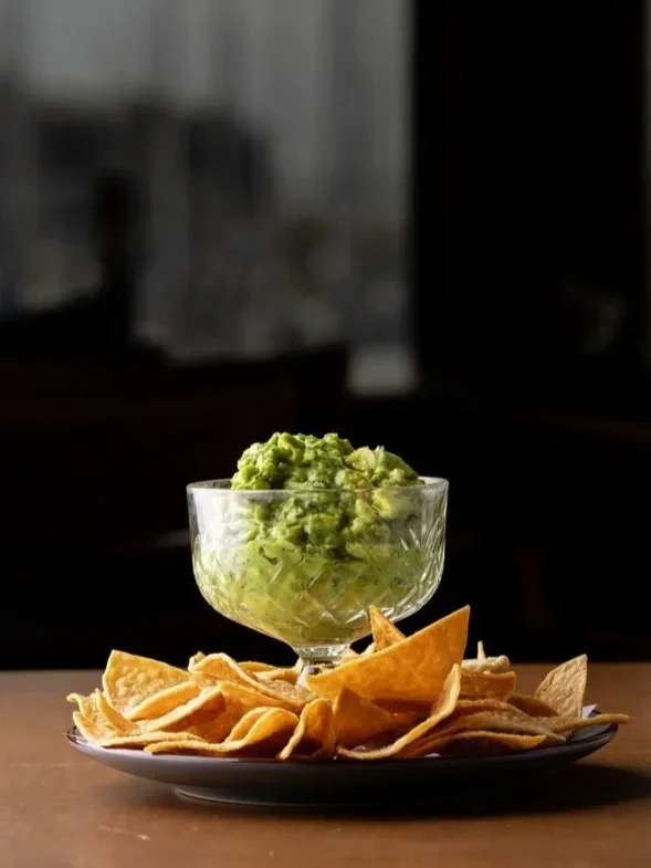 guacamole_chips_johnnys_harborside.webp