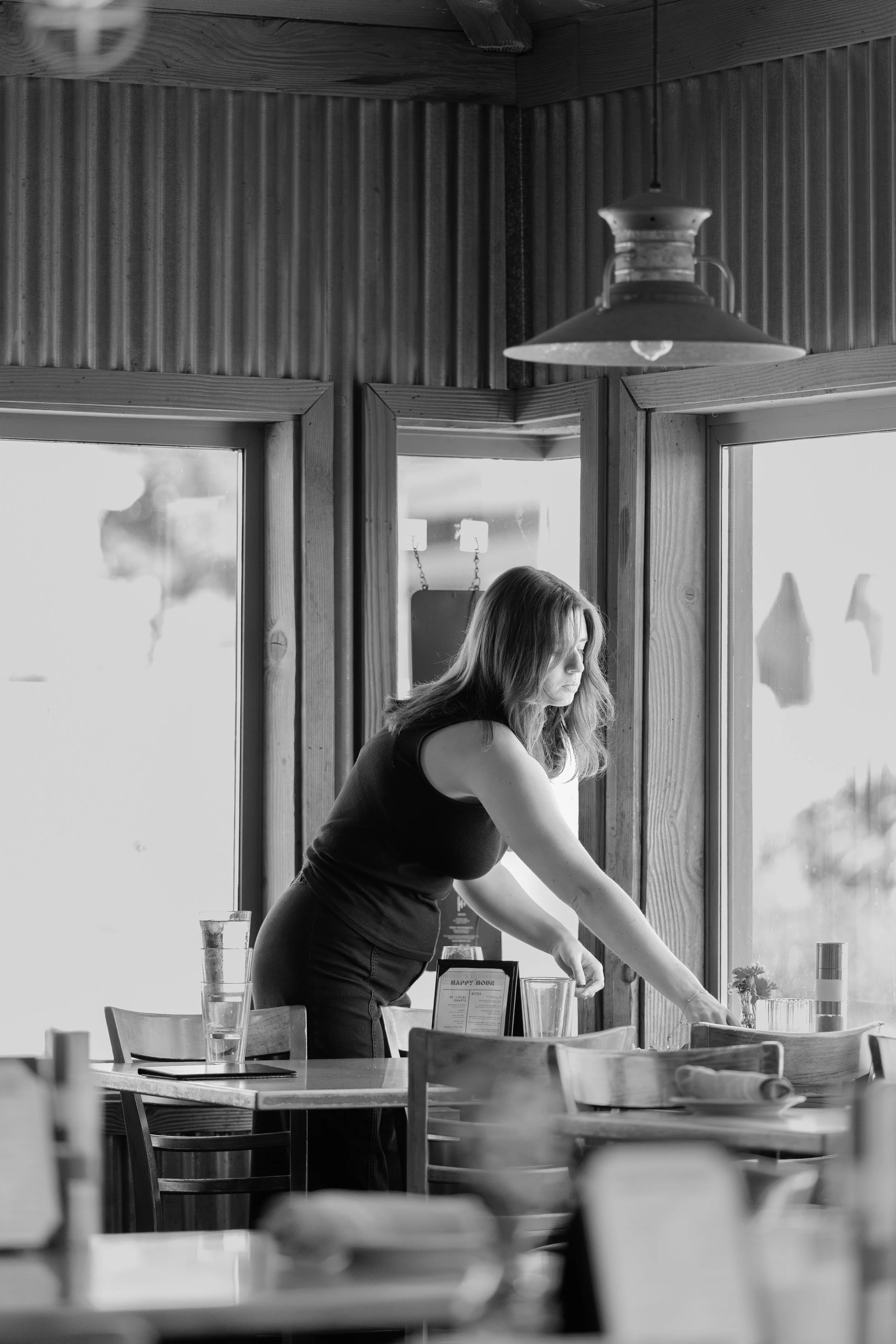 Johnnys-Harborside-Service-37-BW.jpg