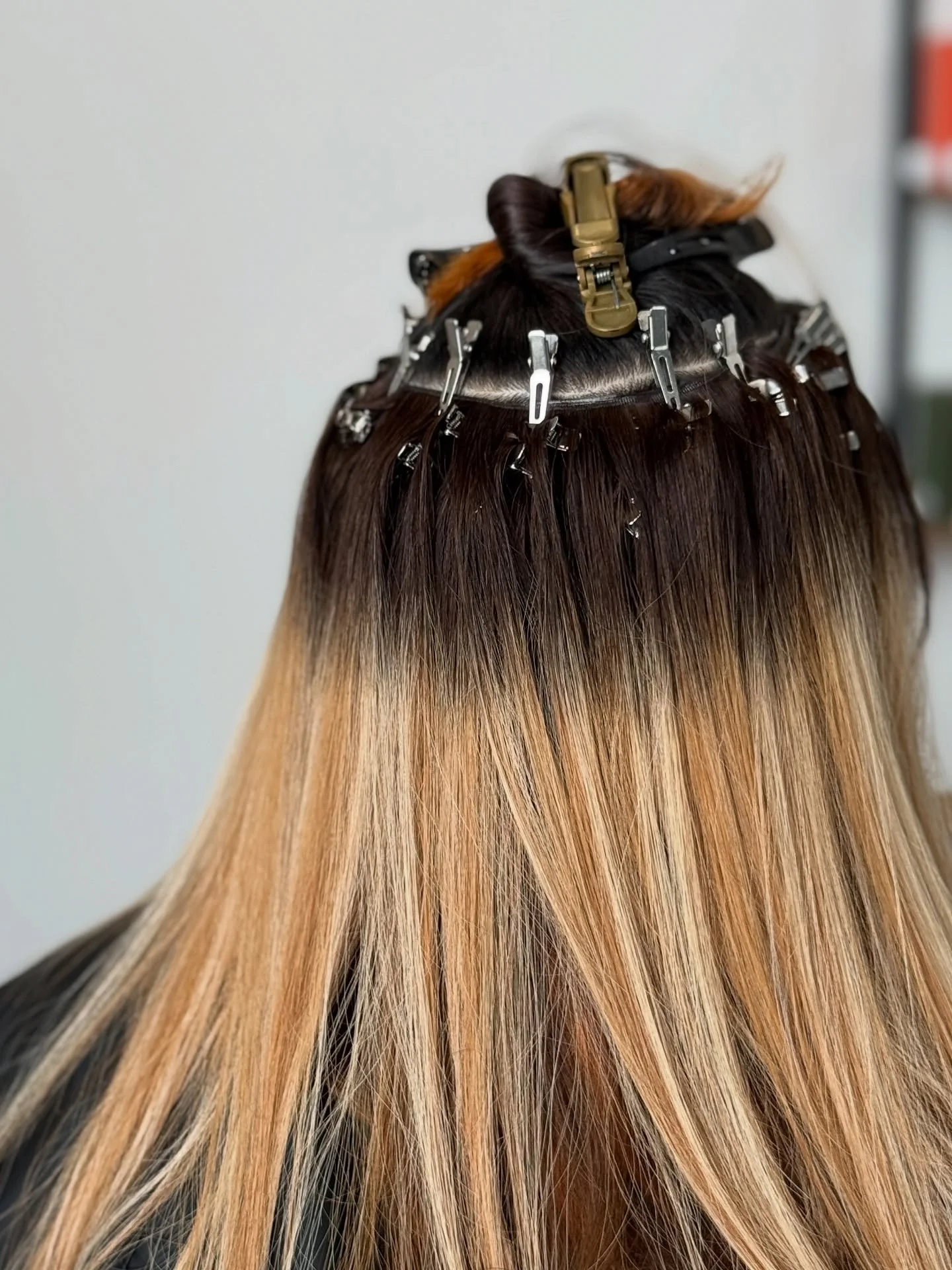 ✨The magic starts here.
Before I even begin stitching, every weft is precisely clipped in and mapped out based on your head shape, natural growth patterns, and hair goals. This step is all about intention, detail, and long-term scalp health—be