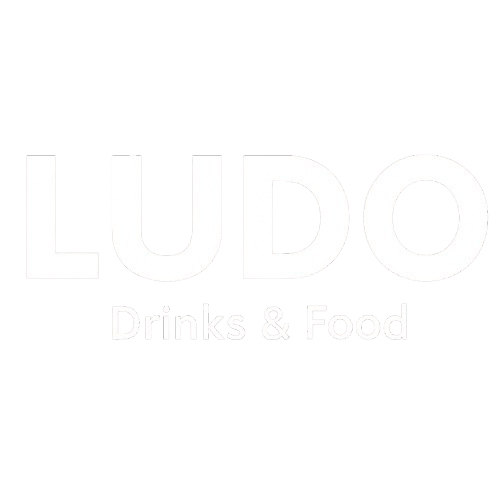 Schwarzer Hintergrund mit weißem Text 'LUDO', darunter kleinerer Text 'Drinks & Food'.