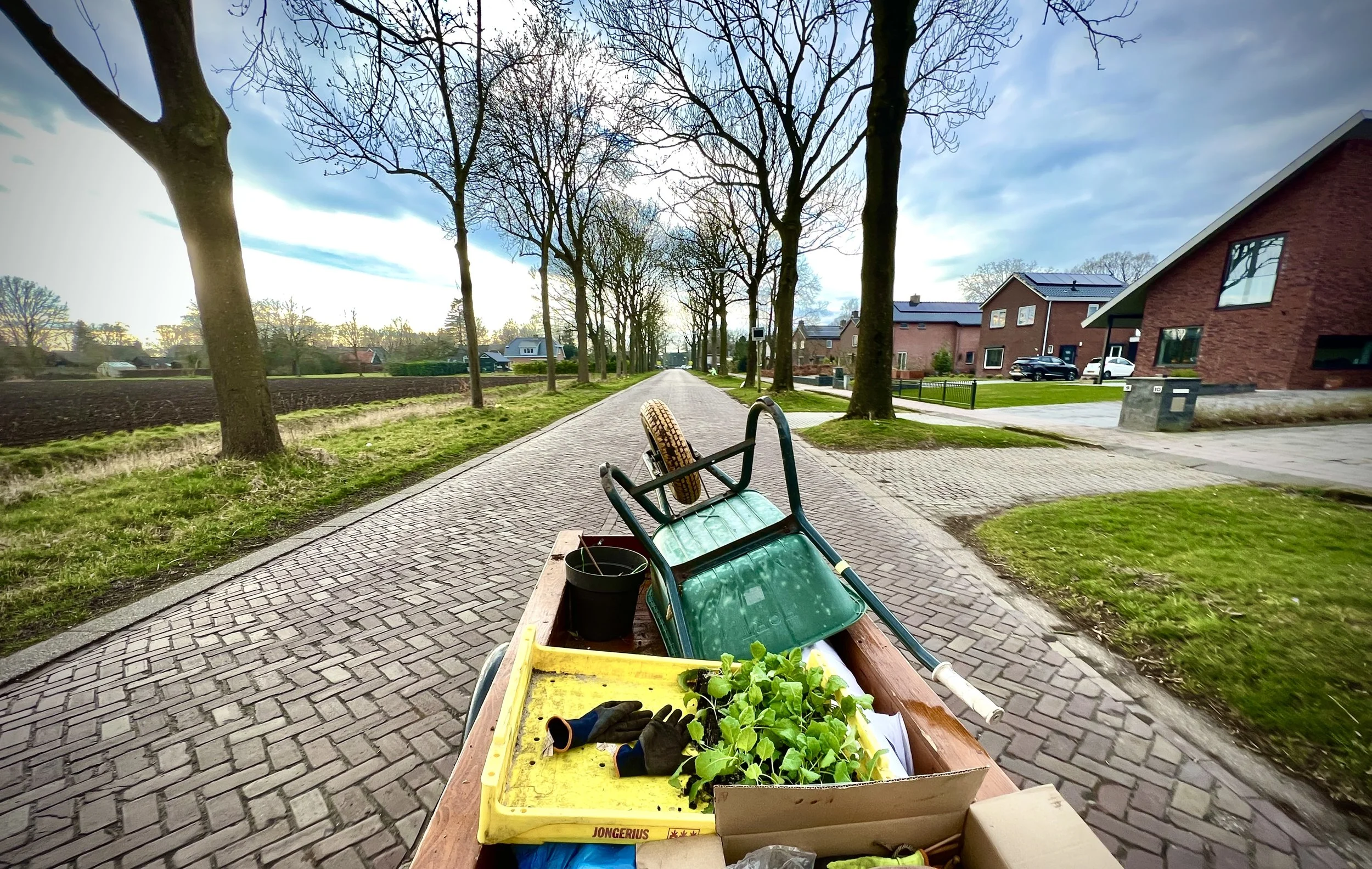 Op weg met de bakfiets en de spulletjes