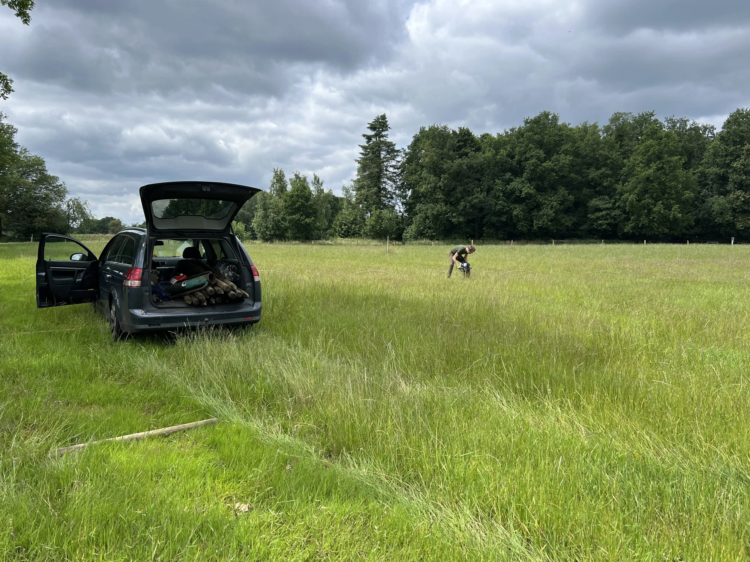 Het zetten van de palenomheining was een flinke klus door alle stenen in de grond