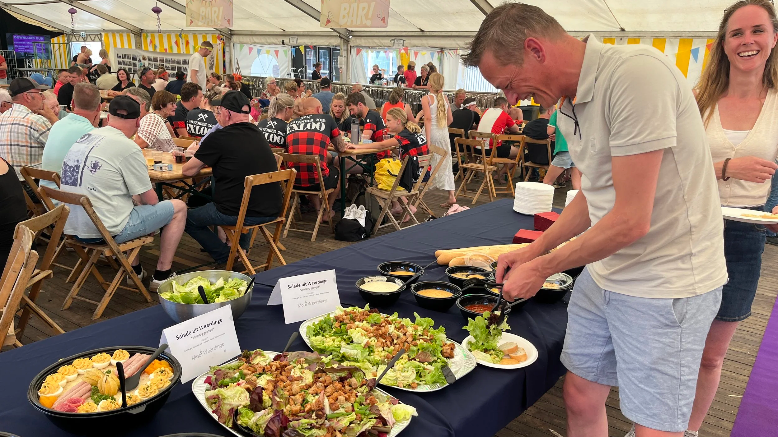 Tijdens het dorpsfeest serveerden we een grote salade