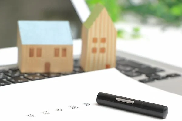  2025年の最新情報を元に、民泊運営に必要な手続きを詳細に解説！住宅宿泊事業法と自治体の条例への対応方法を丁寧にガイドします。 