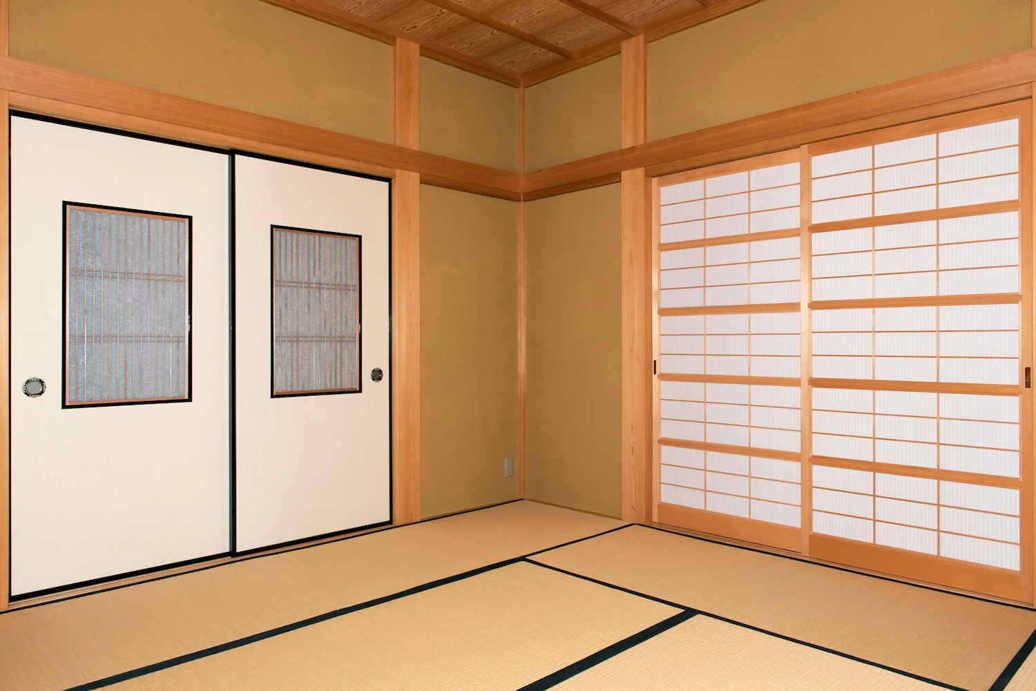  日本の伝統的な畳の和室で、落ち着いた雰囲気の客室 
