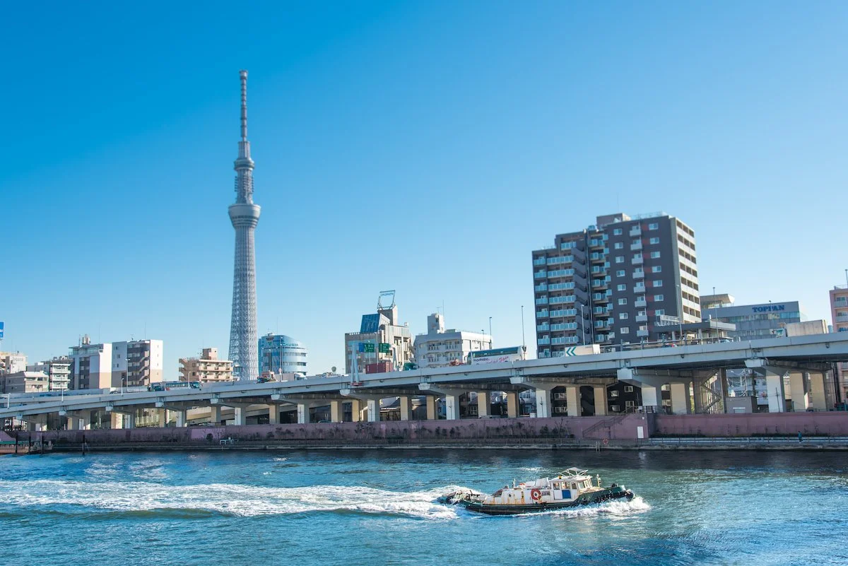  東京のランドマーク、東京スカイツリーと美しい隅田川が織りなす墨田区の風景。歴史と現代が調和する魅力あふれるエリアです。 