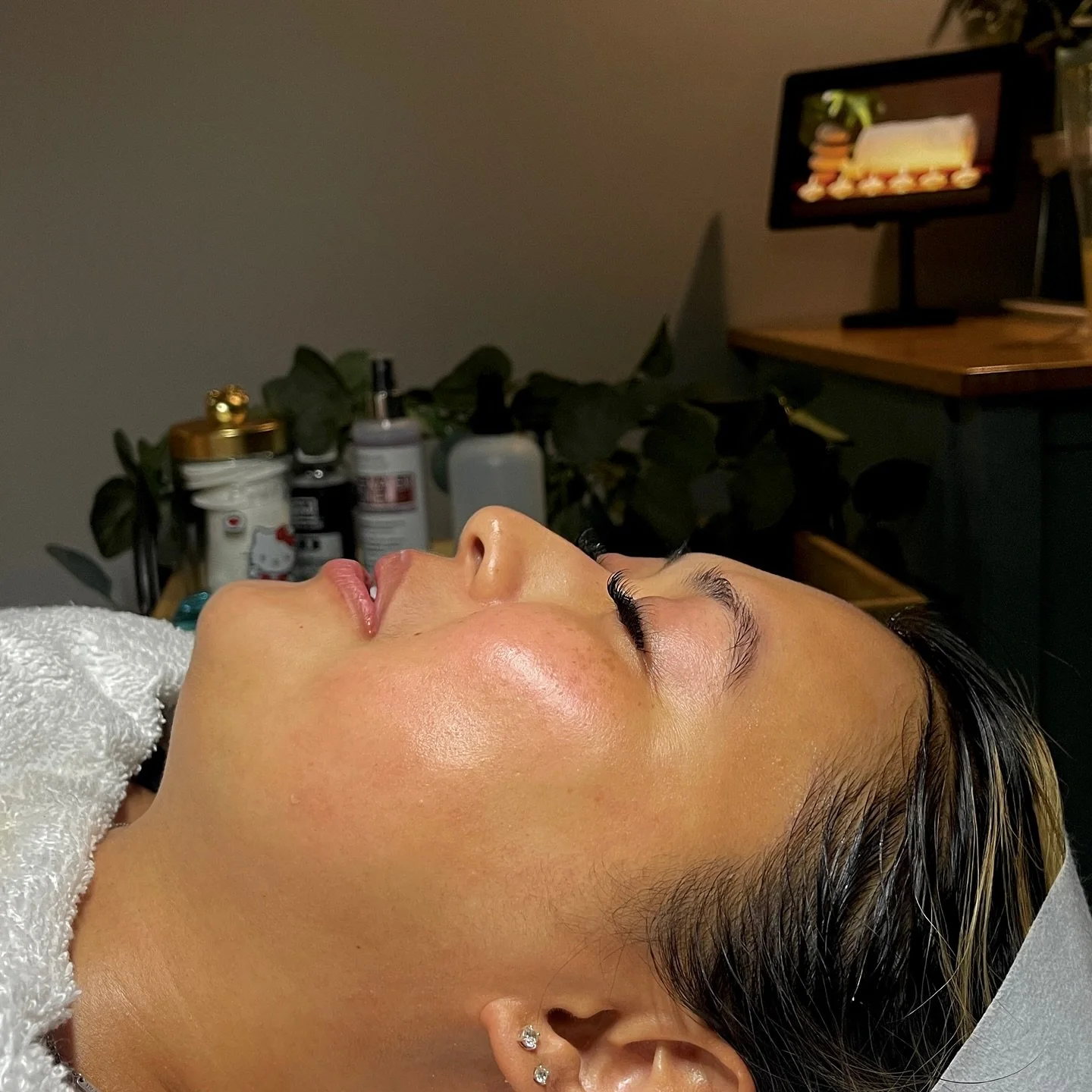 That after facial glow ✨ our signature hydrating facial is designed to replenish and protect against seasonal changes and dryness. Add on dermaplaning or a chemical peel if you suffer from

✨dry skin
✨clogged pores
✨acne scars 

Book a consultation a
