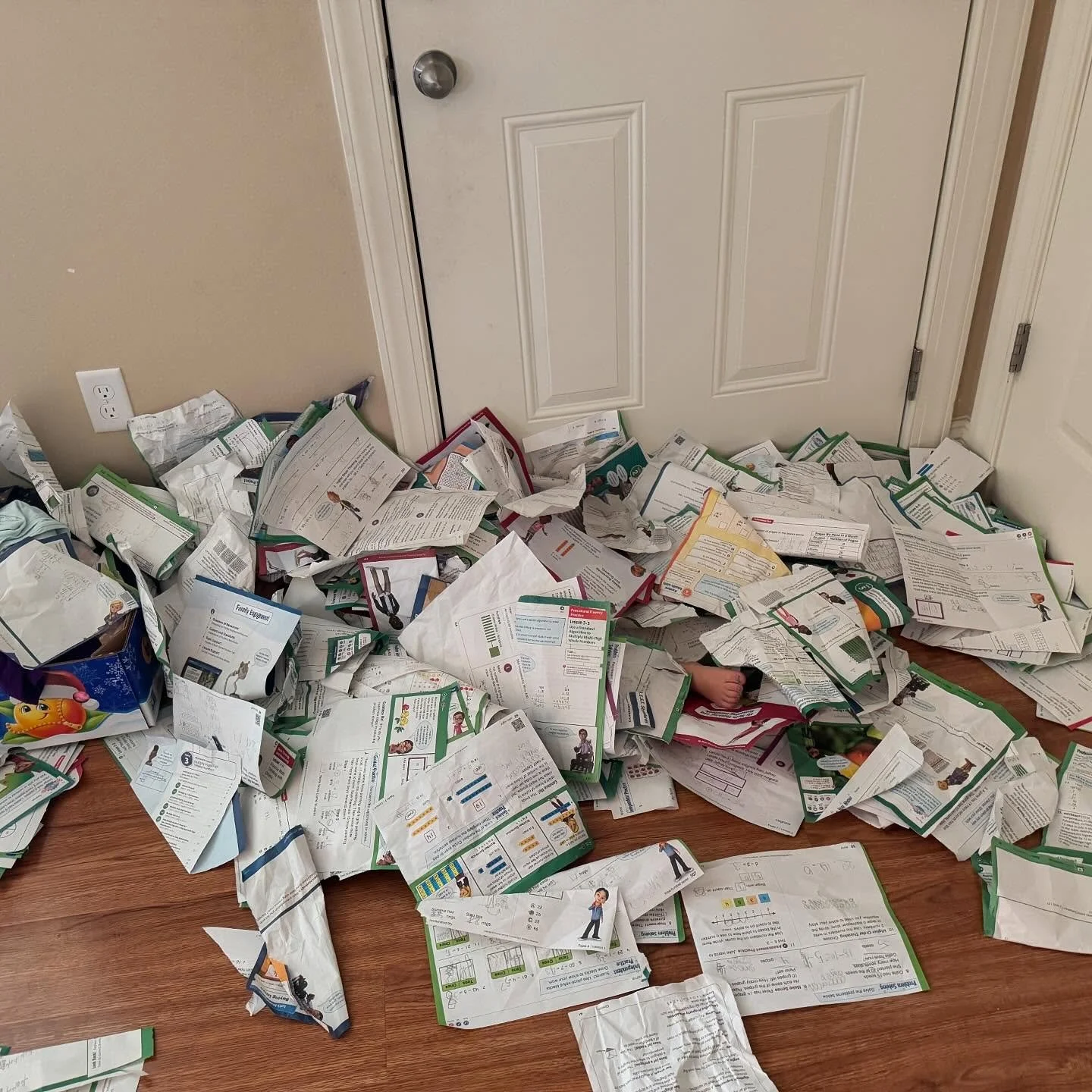 Can you spot the toe?? As much as I love technology, nothing beats some great screen-free play (bonus points if it involves the kids getting along)! ❤️