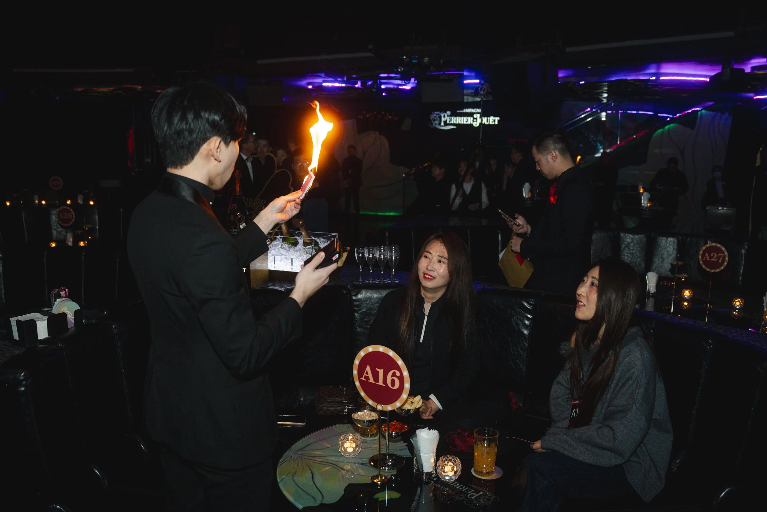 Macau magician Matt Tran close up magic 澳門魔術師Matt 近距離魔術表演 city of dream cod para club.jpg