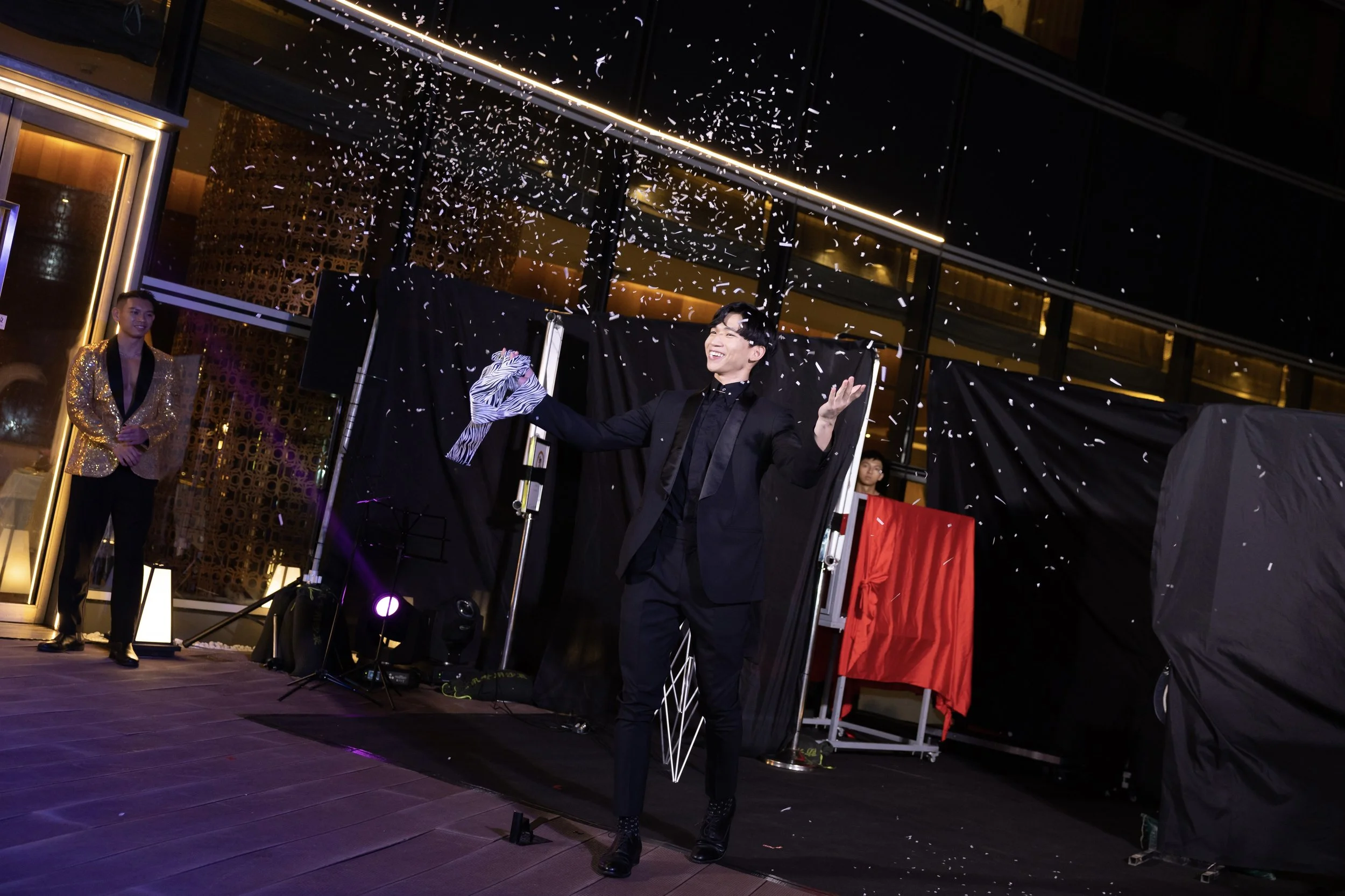 Macau magician Matt Tran stage manipulation illusion magic 澳門魔術師 Matt 舞台手彩魔術表演 altira.jpg