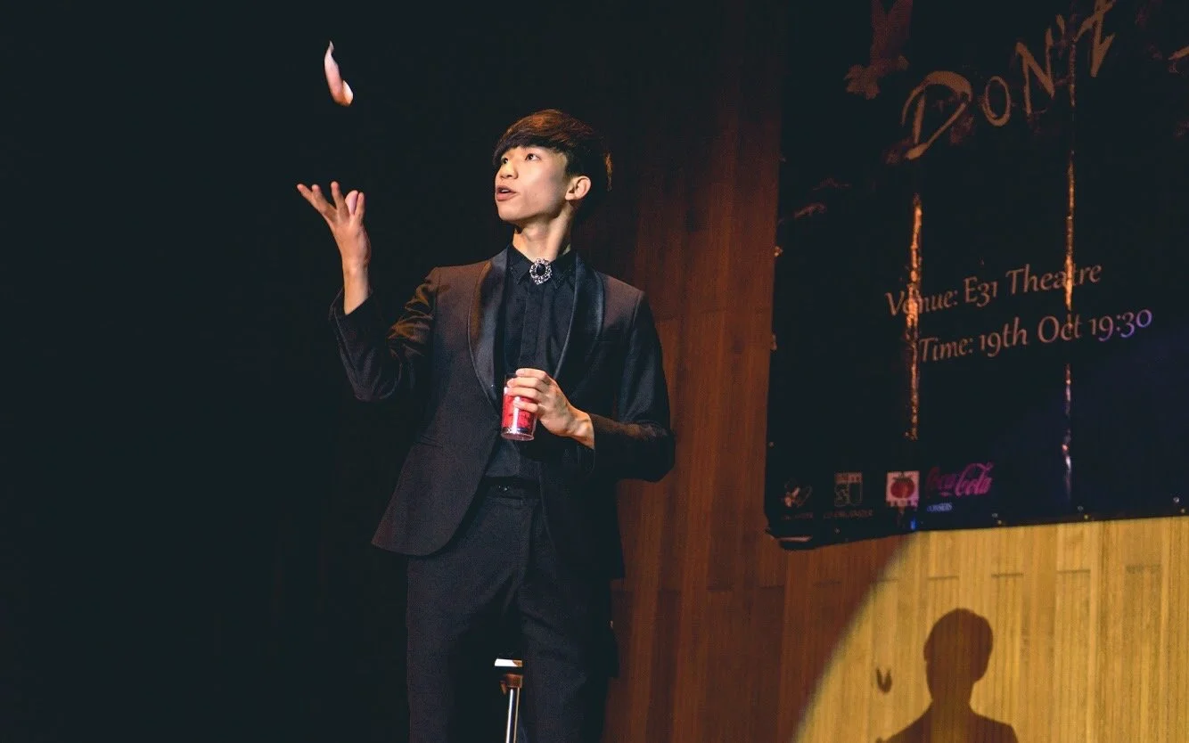 Macau magician Matt Tran stage manipulation illusion magic 澳門魔術師 Matt 舞台手彩魔術表演.jpeg